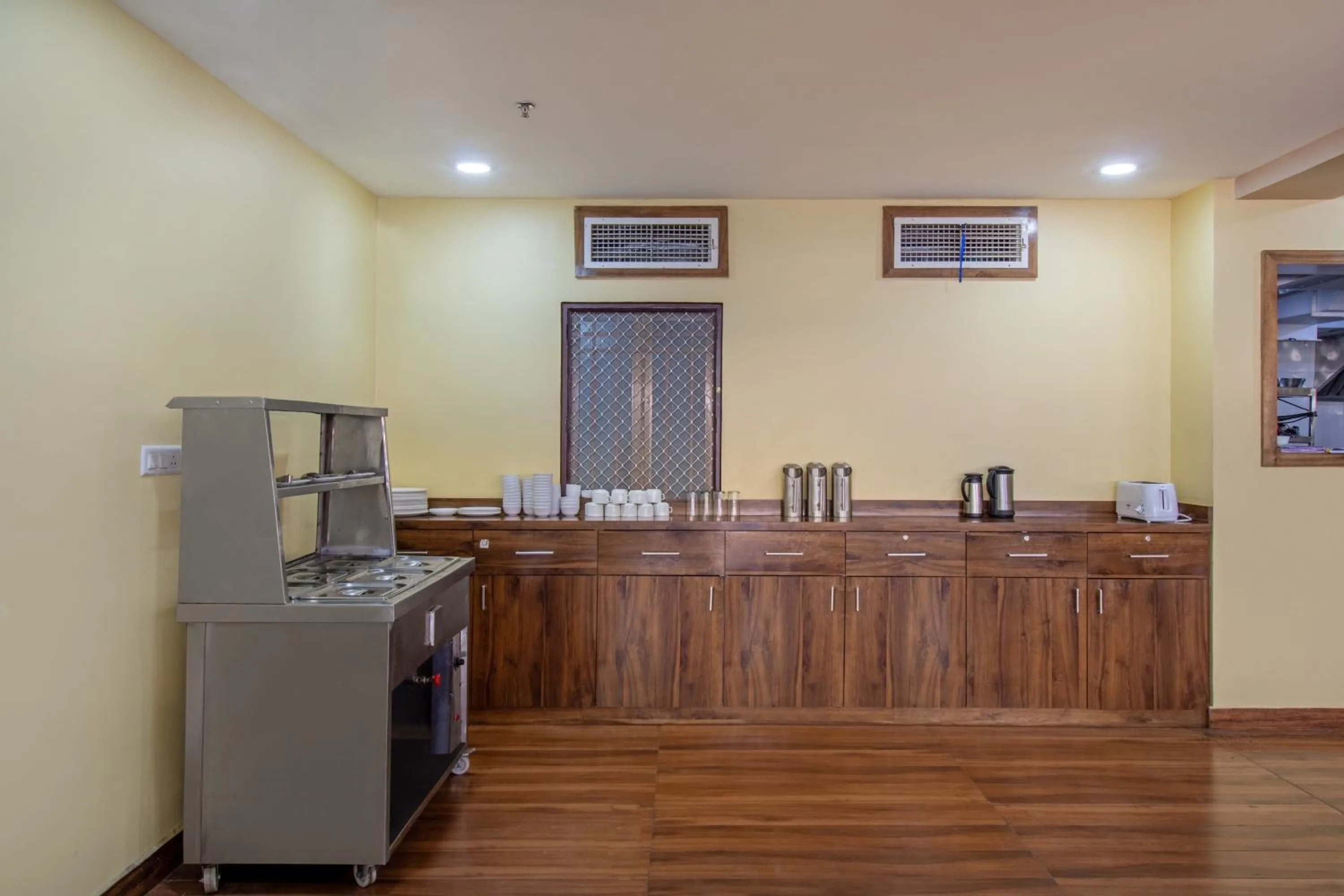 Restaurant/places to eat in Treebo Sonal Palace, Near Umaid Bhawan Palace