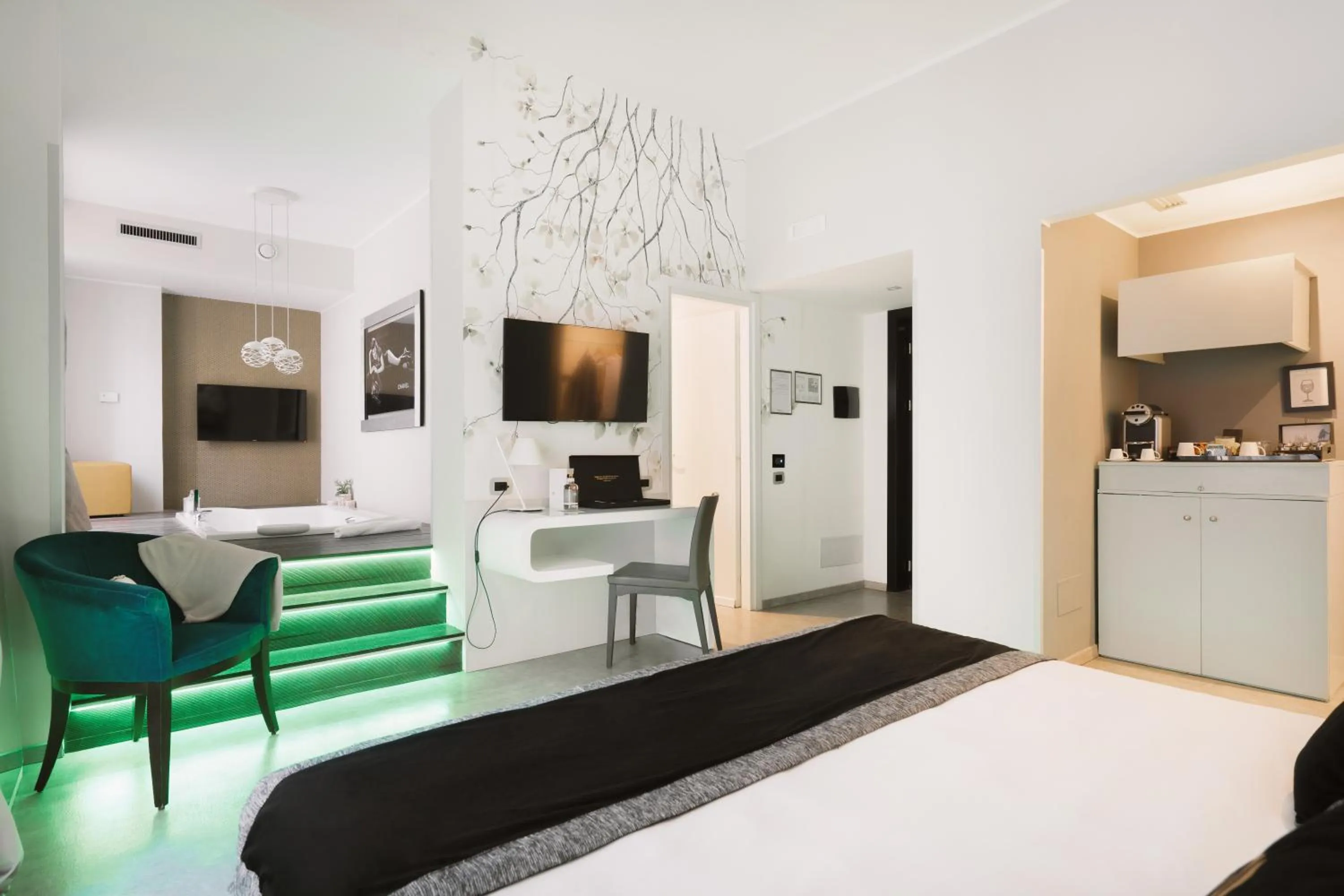 Seating area, Bed in Montenapoleone Suites