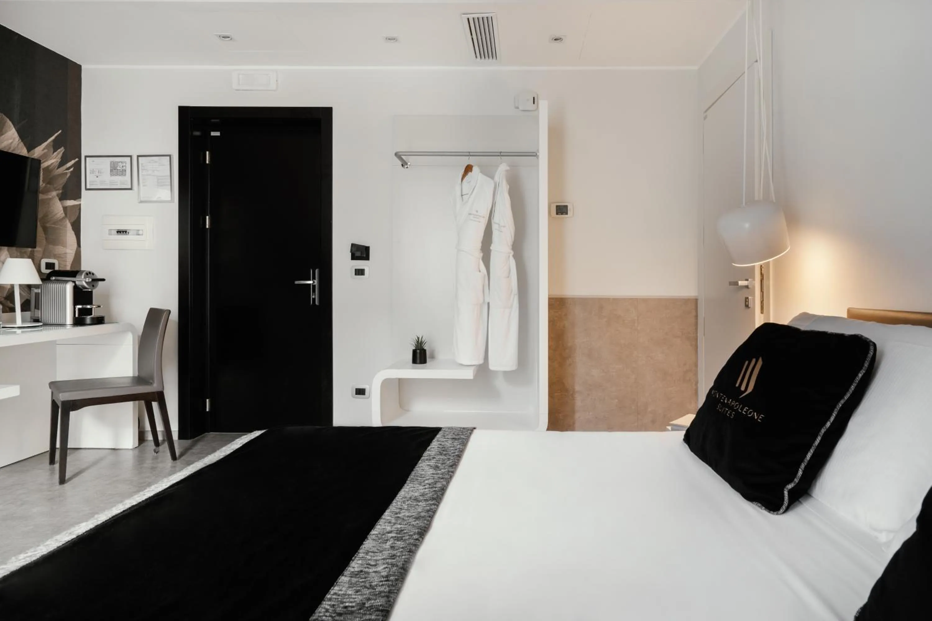 Photo of the whole room, Bed in Montenapoleone Suites