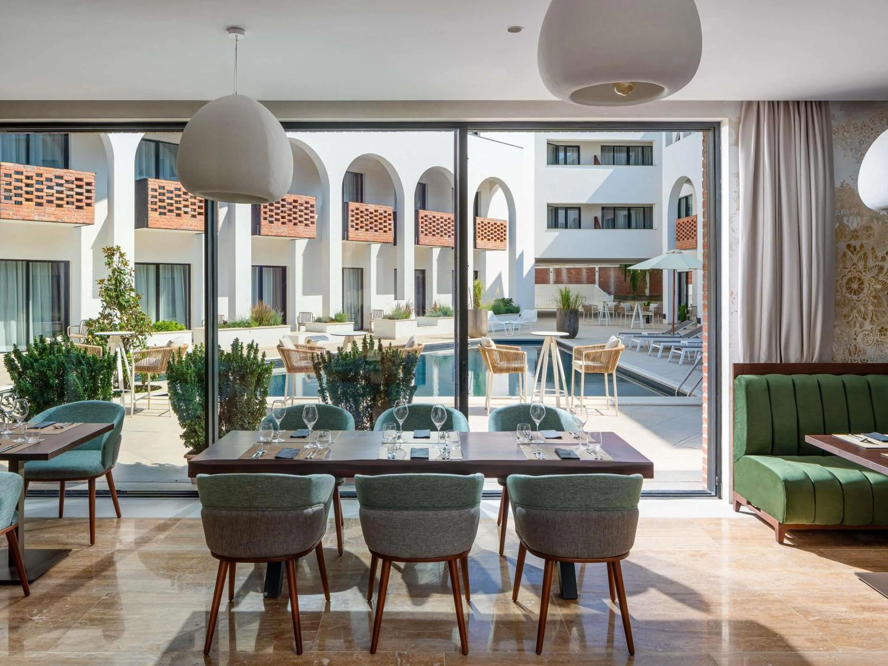 Restaurant/places to eat in Mercure Conacul Cozieni