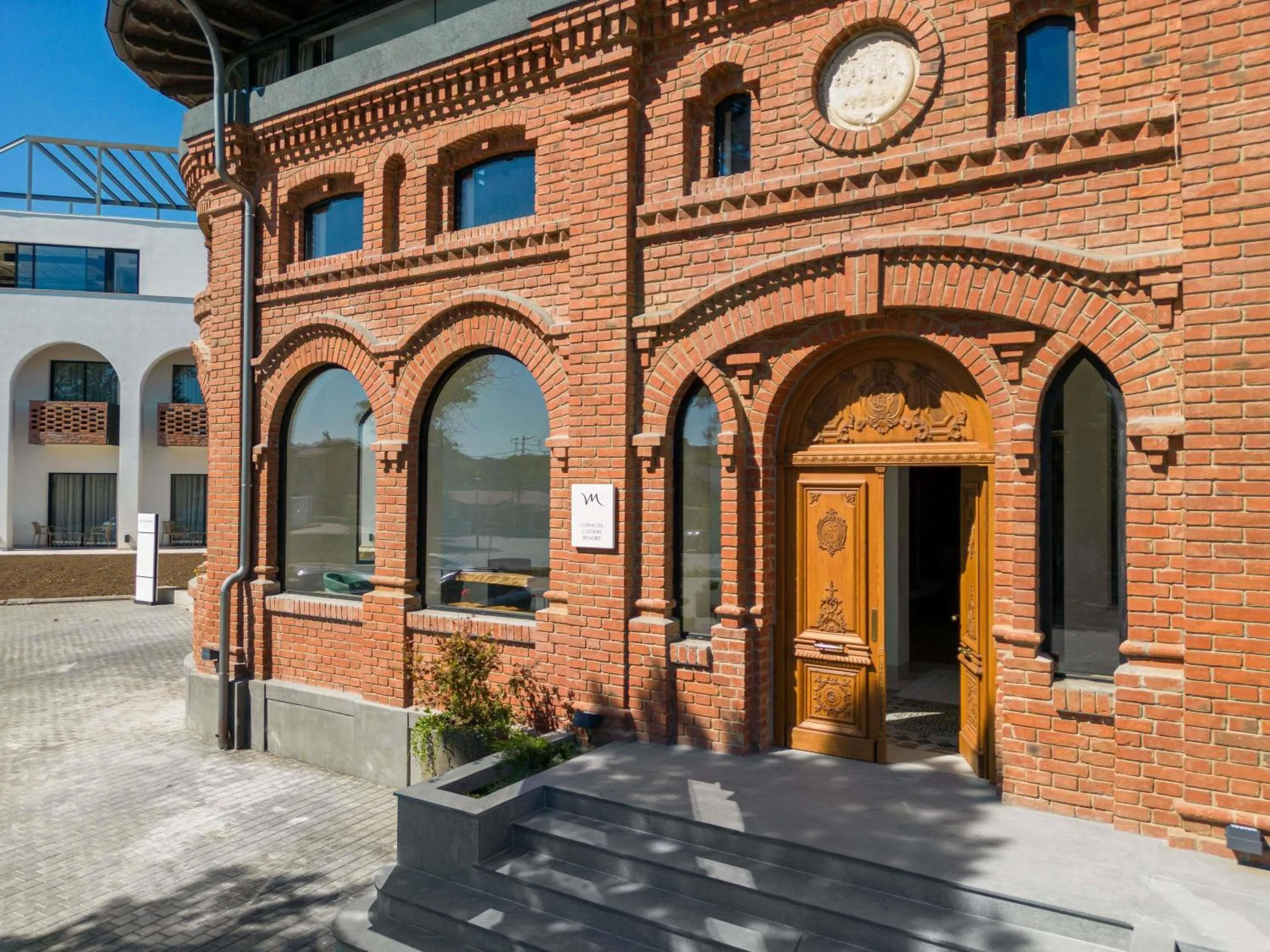 Property building in Mercure Conacul Cozieni