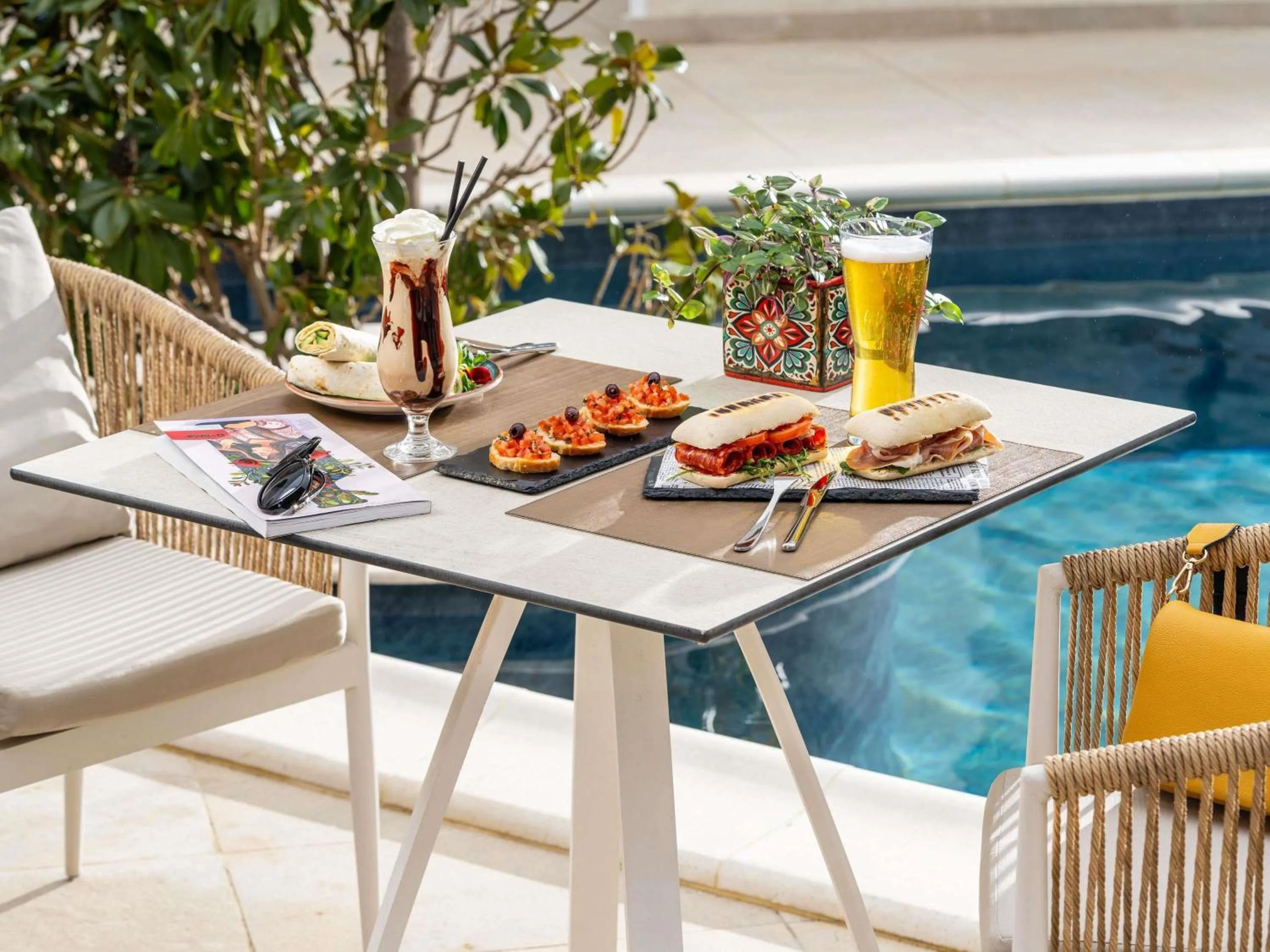 Restaurant/places to eat in Mercure Conacul Cozieni