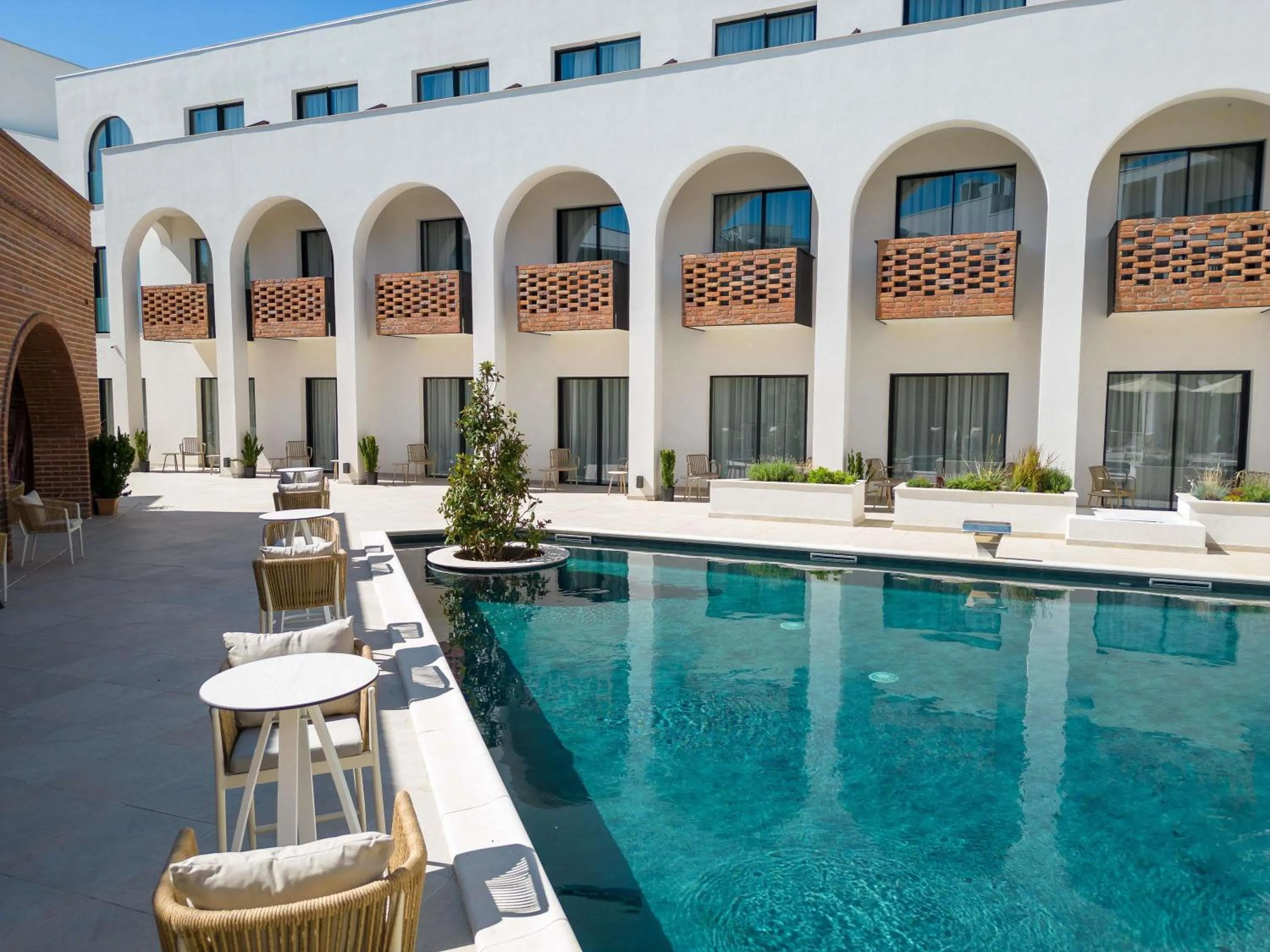 Pool view in Mercure Conacul Cozieni