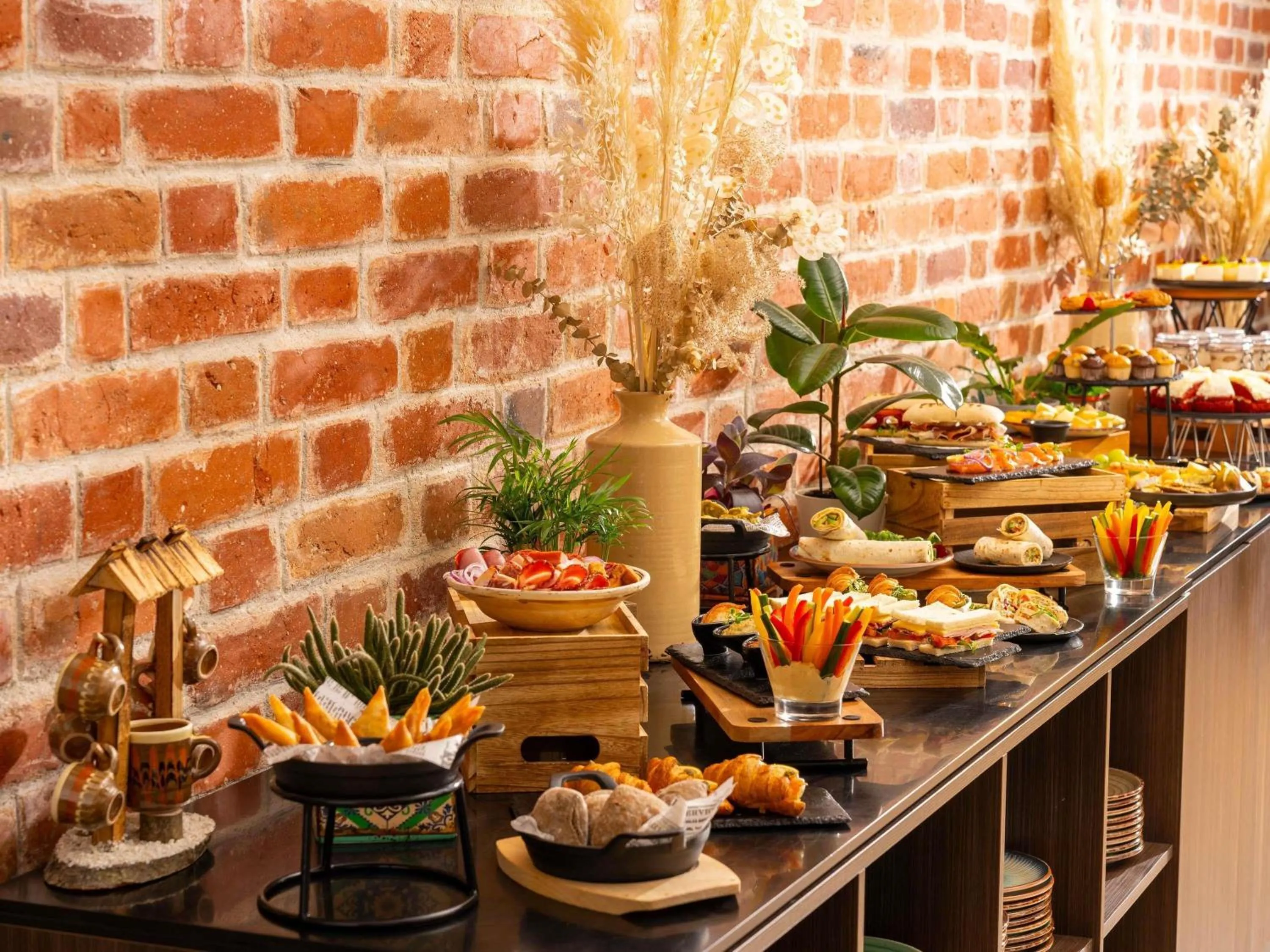 Restaurant/places to eat in Mercure Conacul Cozieni