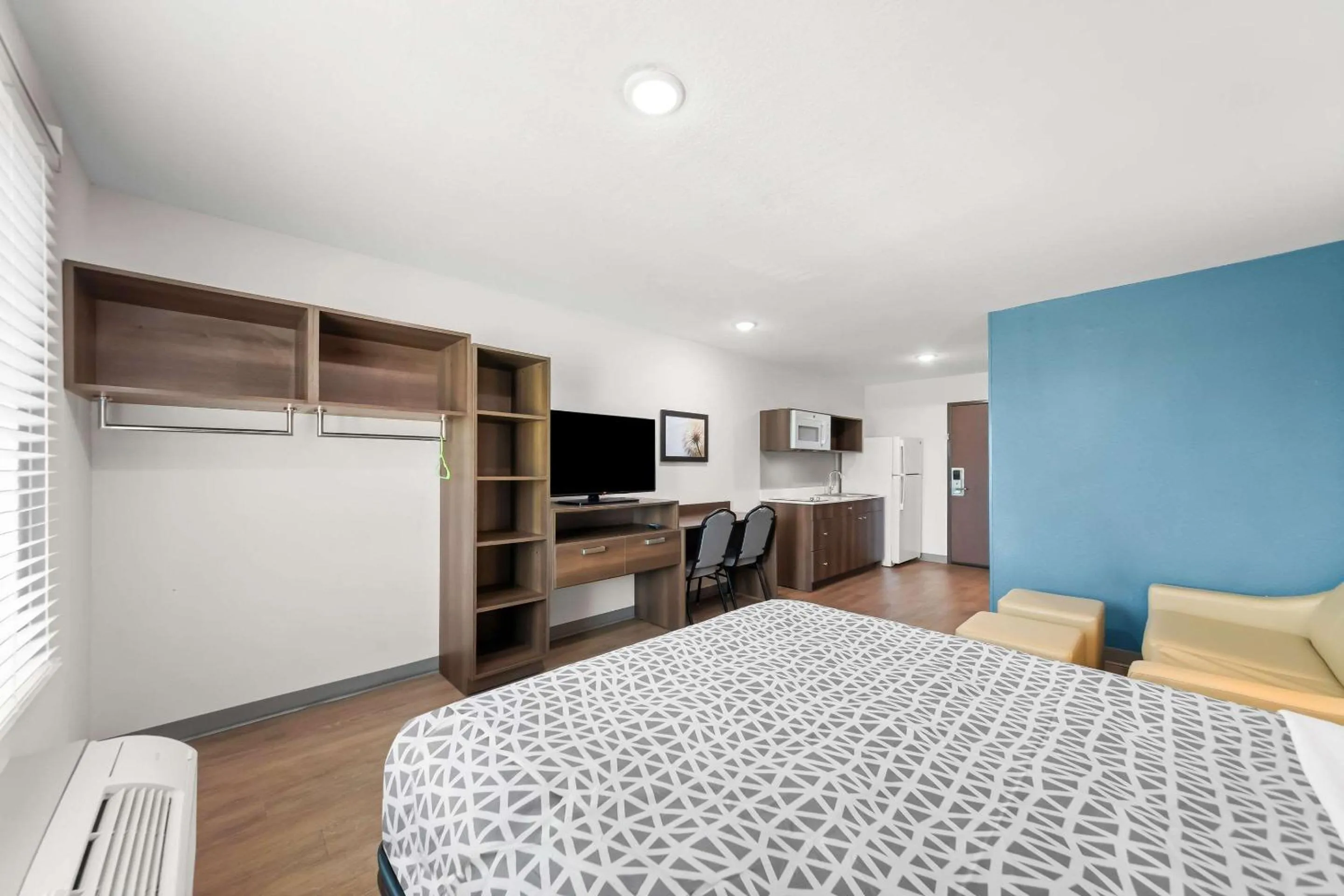 Bedroom, Bed in WoodSpring Suites Hudson Port Richey