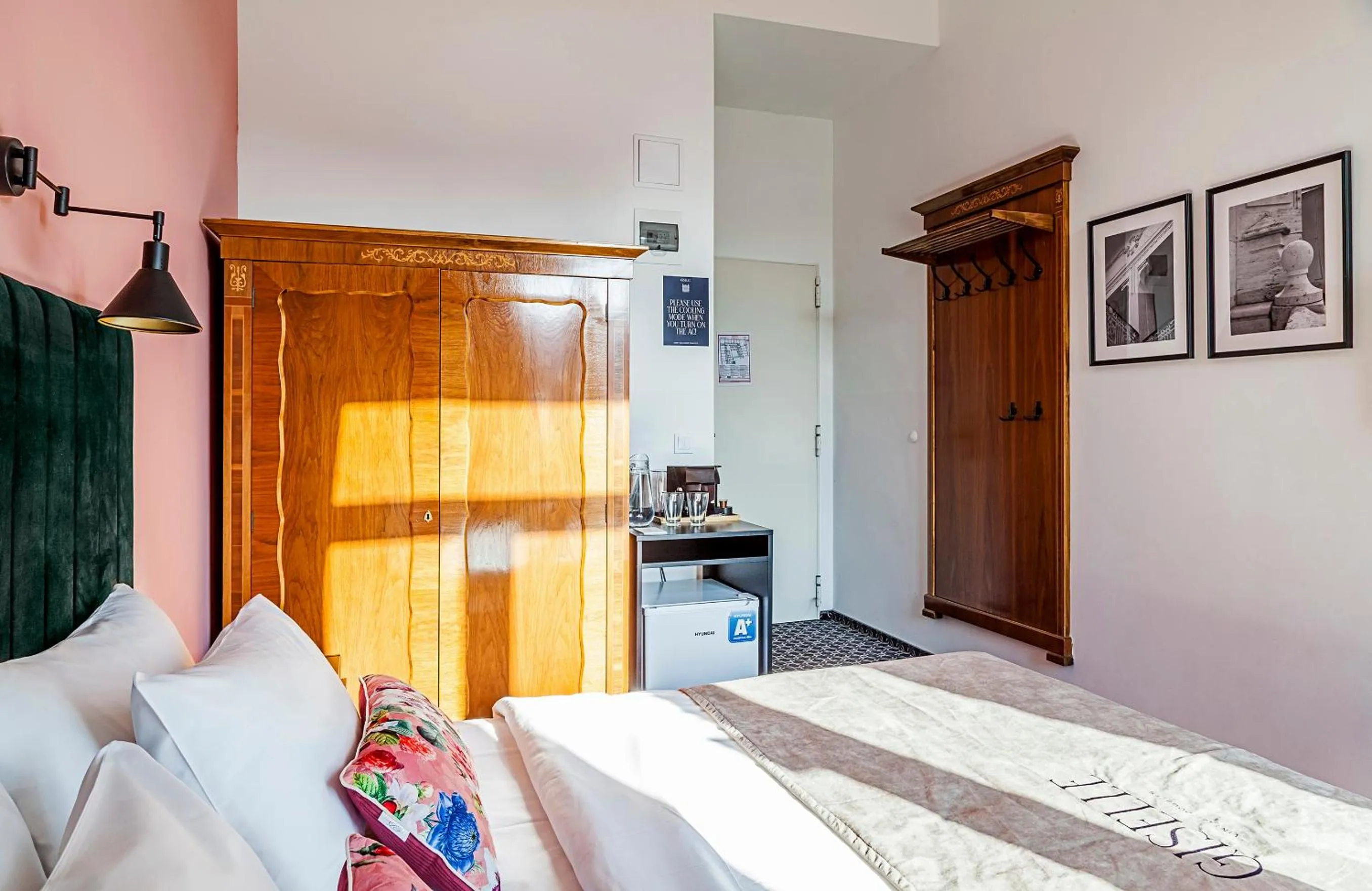 Bedroom, Bed in Giselle Vintage Doubles - Adults Only