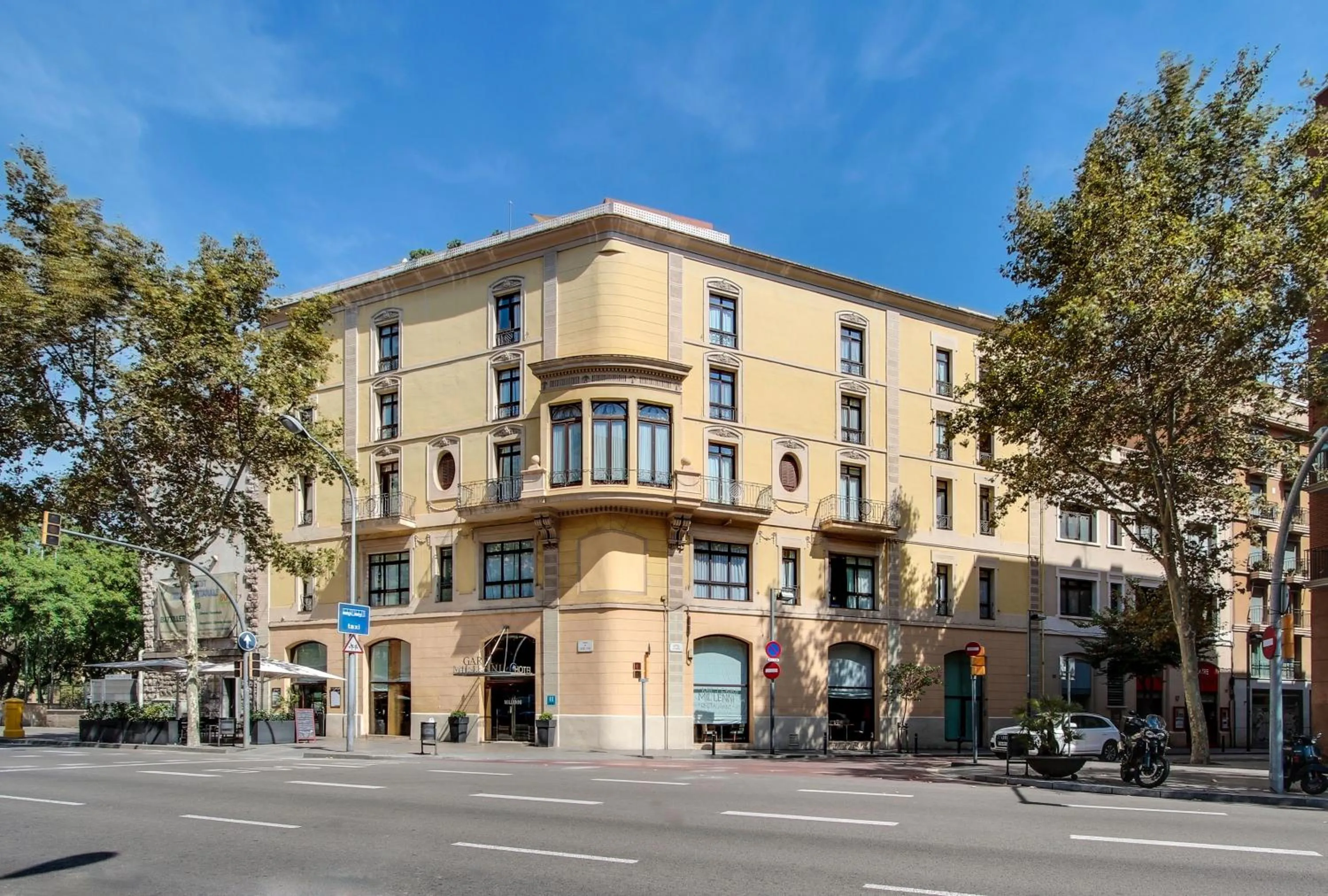 Facade/entrance in Garbi Millenni