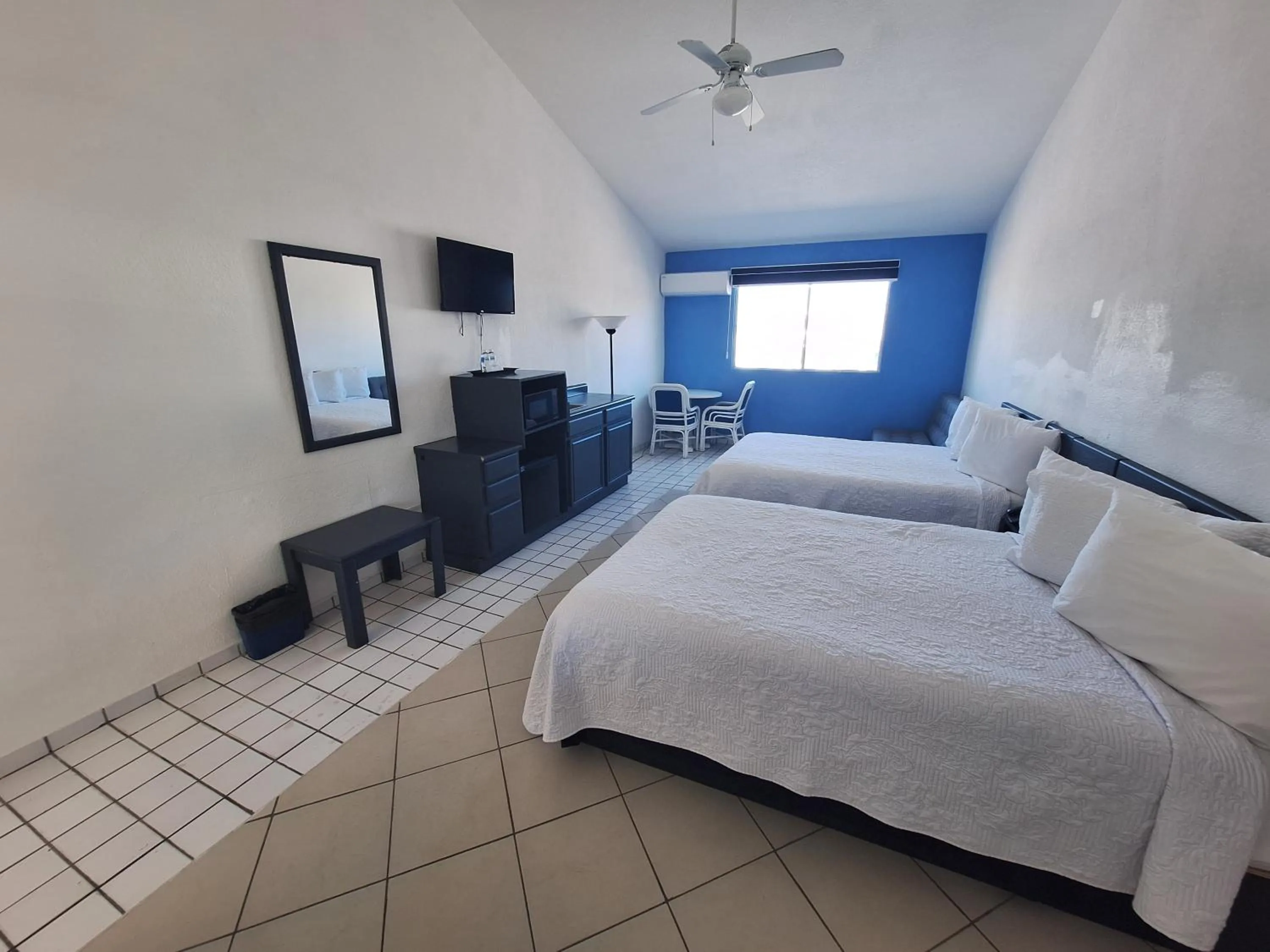 TV and multimedia, Bed in Playa Inn Rocky Point