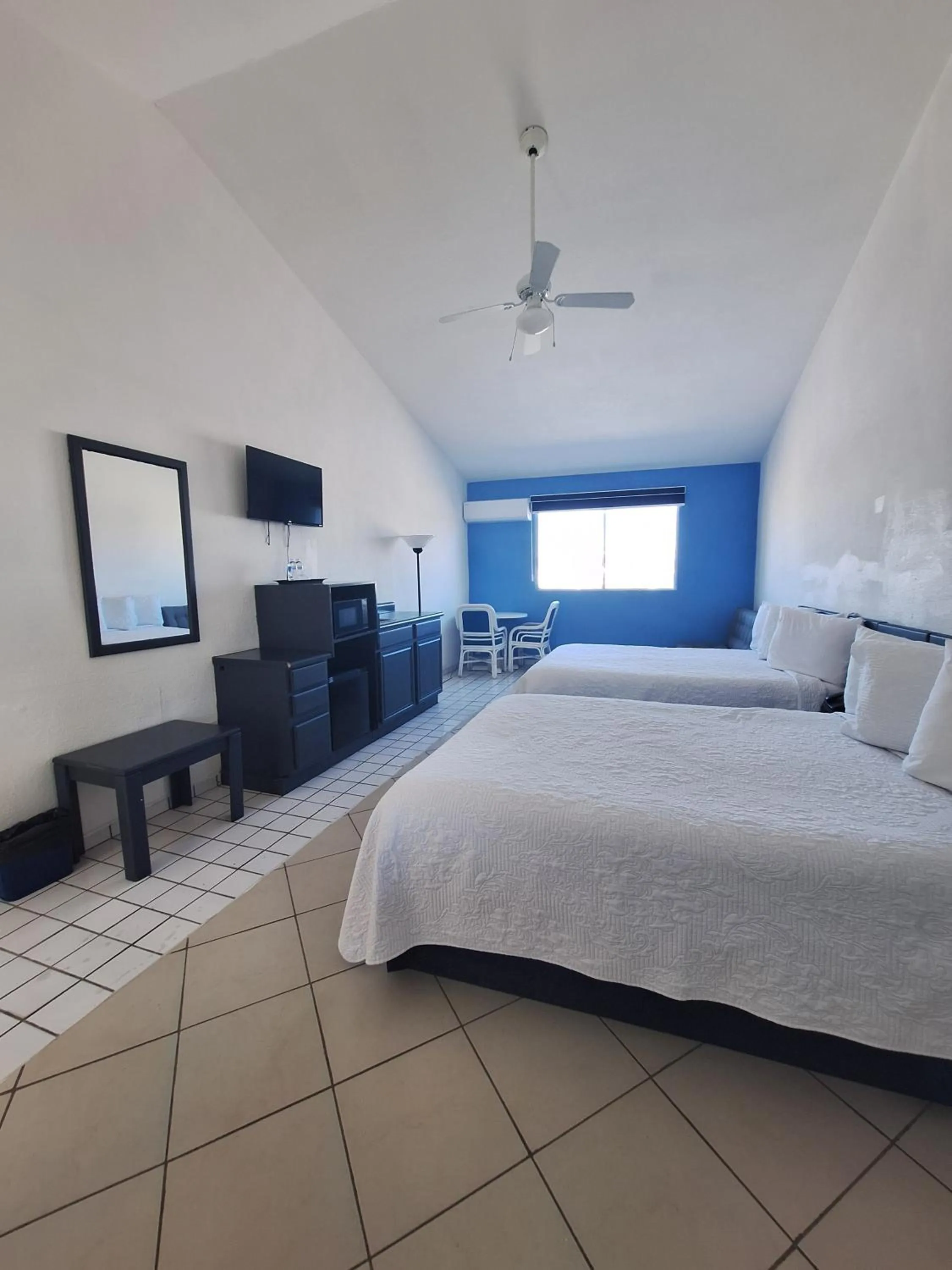 TV and multimedia, Bed in Playa Inn Rocky Point