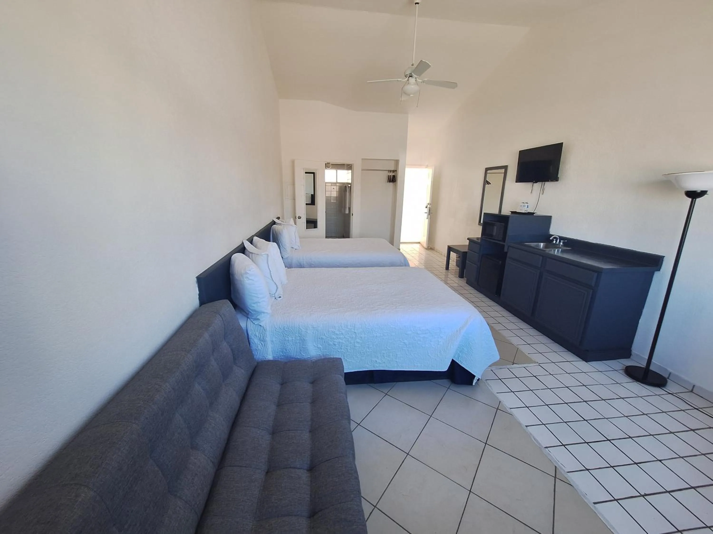 TV and multimedia, Bed in Playa Inn Rocky Point