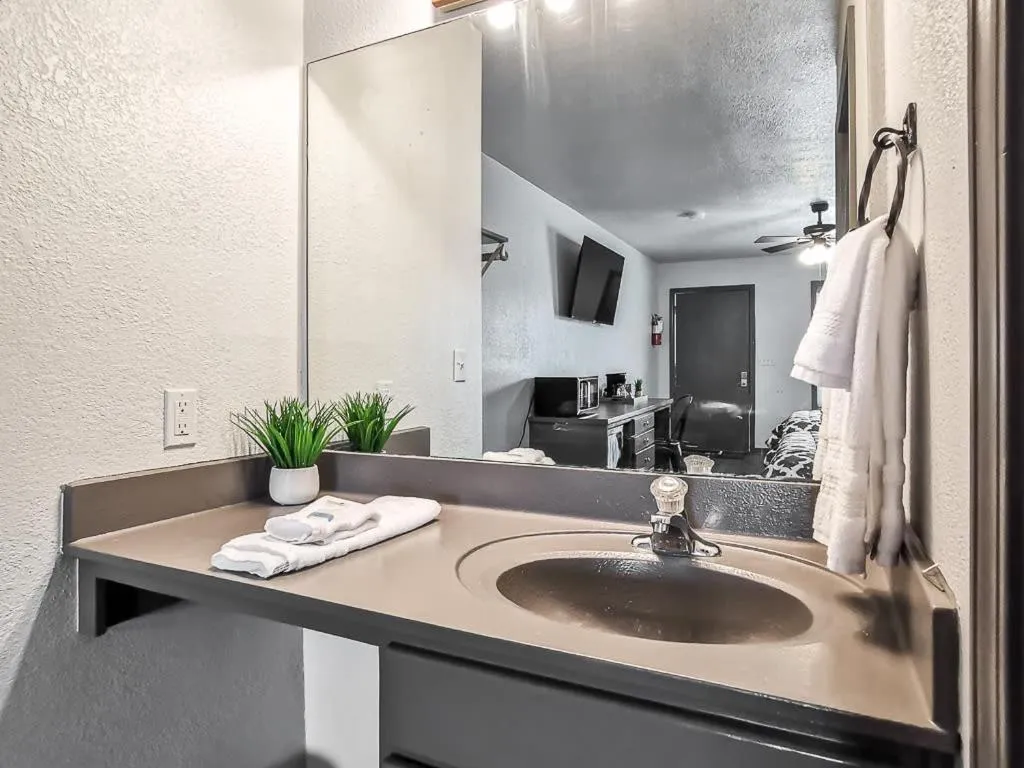 Valley Cabins Double Queen Hotel Room