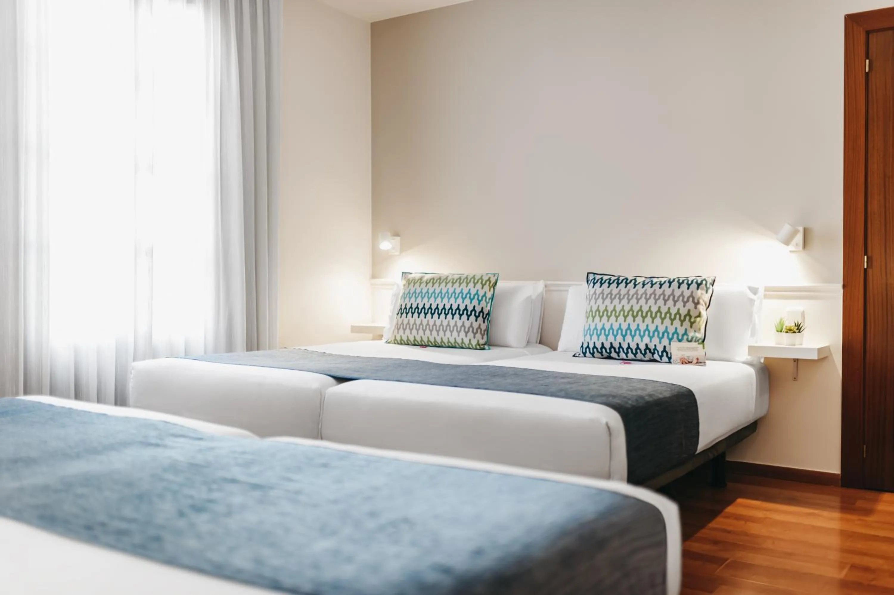 Photo of the whole room, Bed in Oriente Atiram Hotel