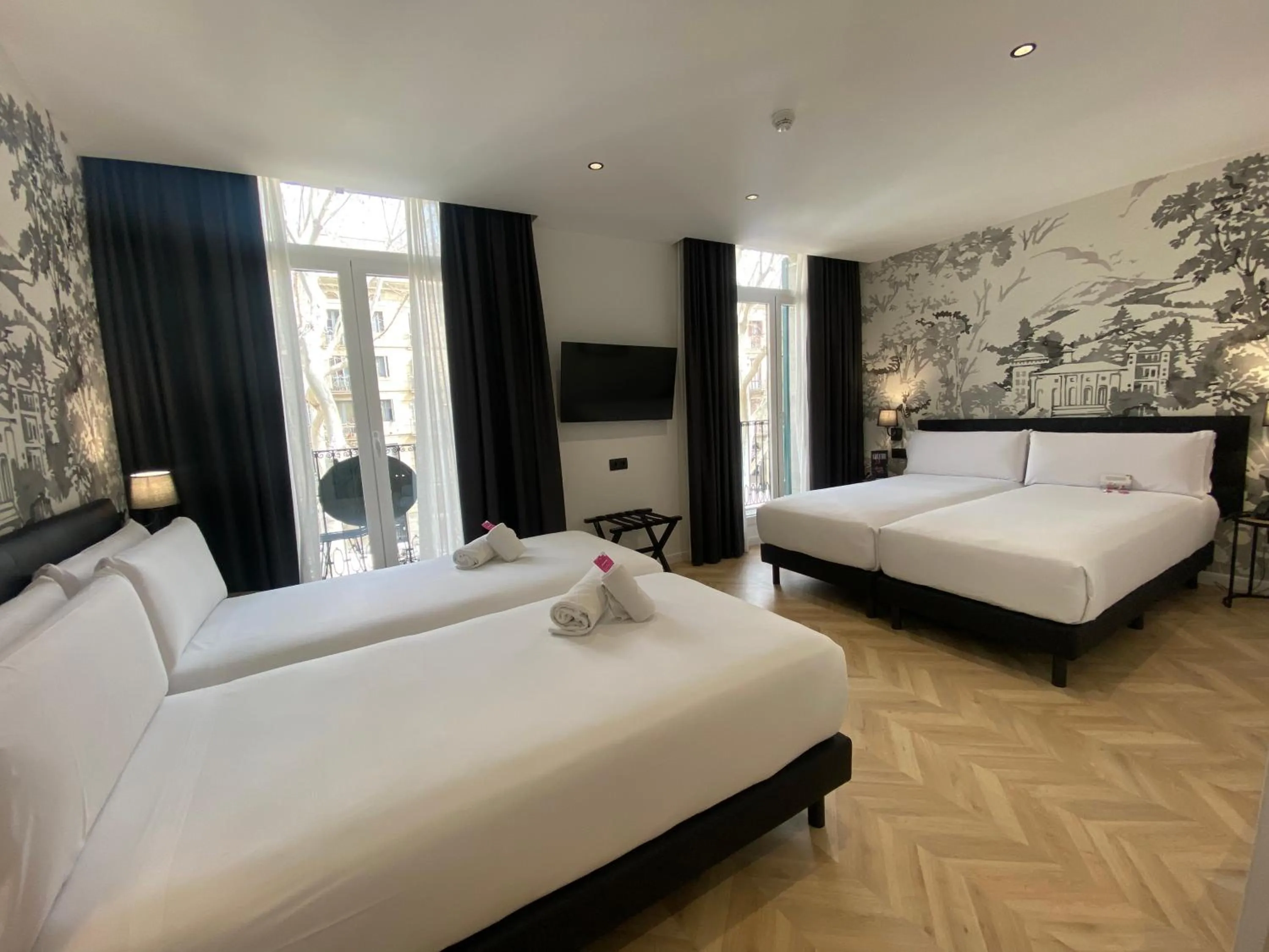 Photo of the whole room, Bed in Oriente Atiram Hotel