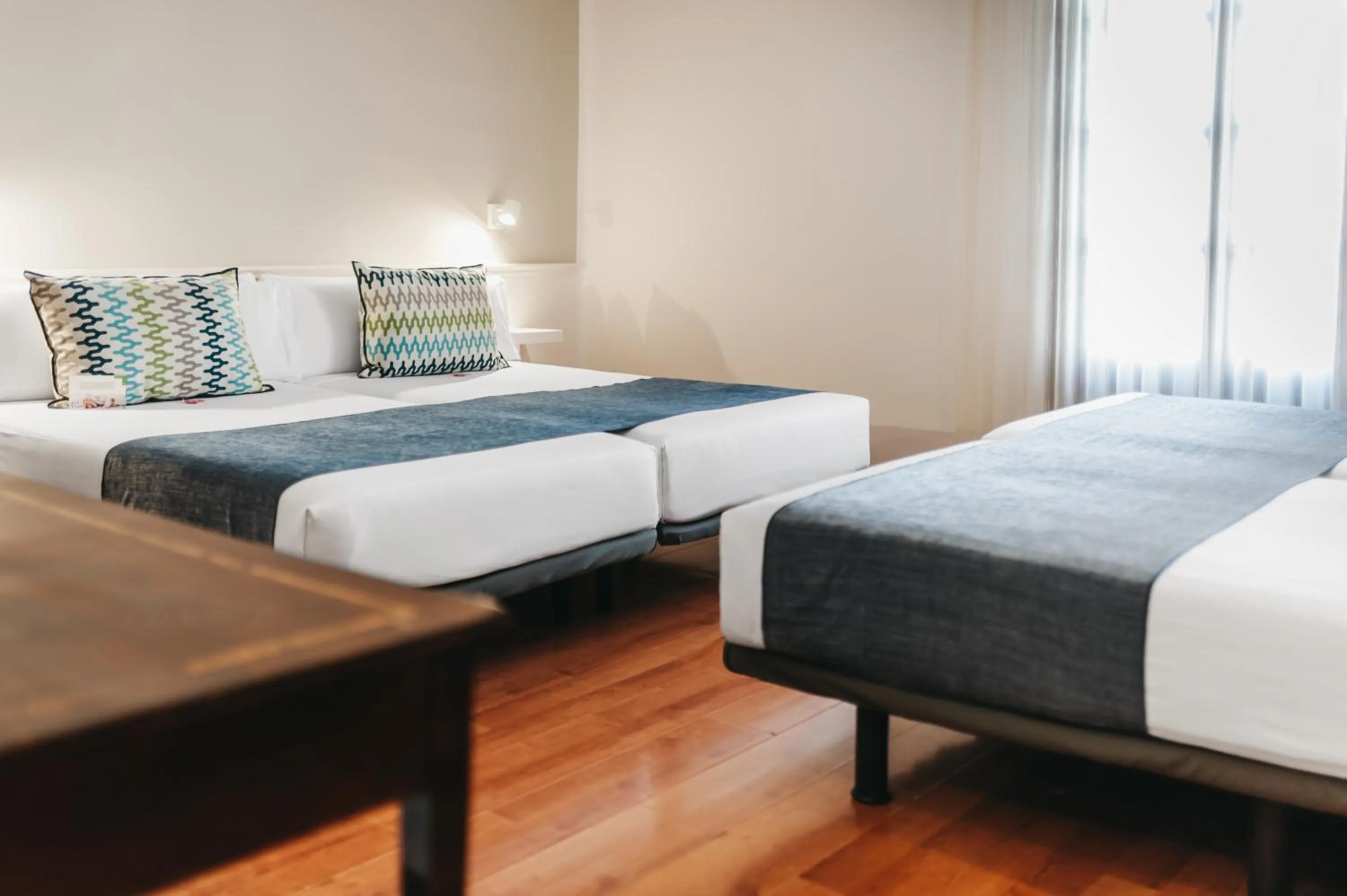 Photo of the whole room, Bed in Oriente Atiram Hotel