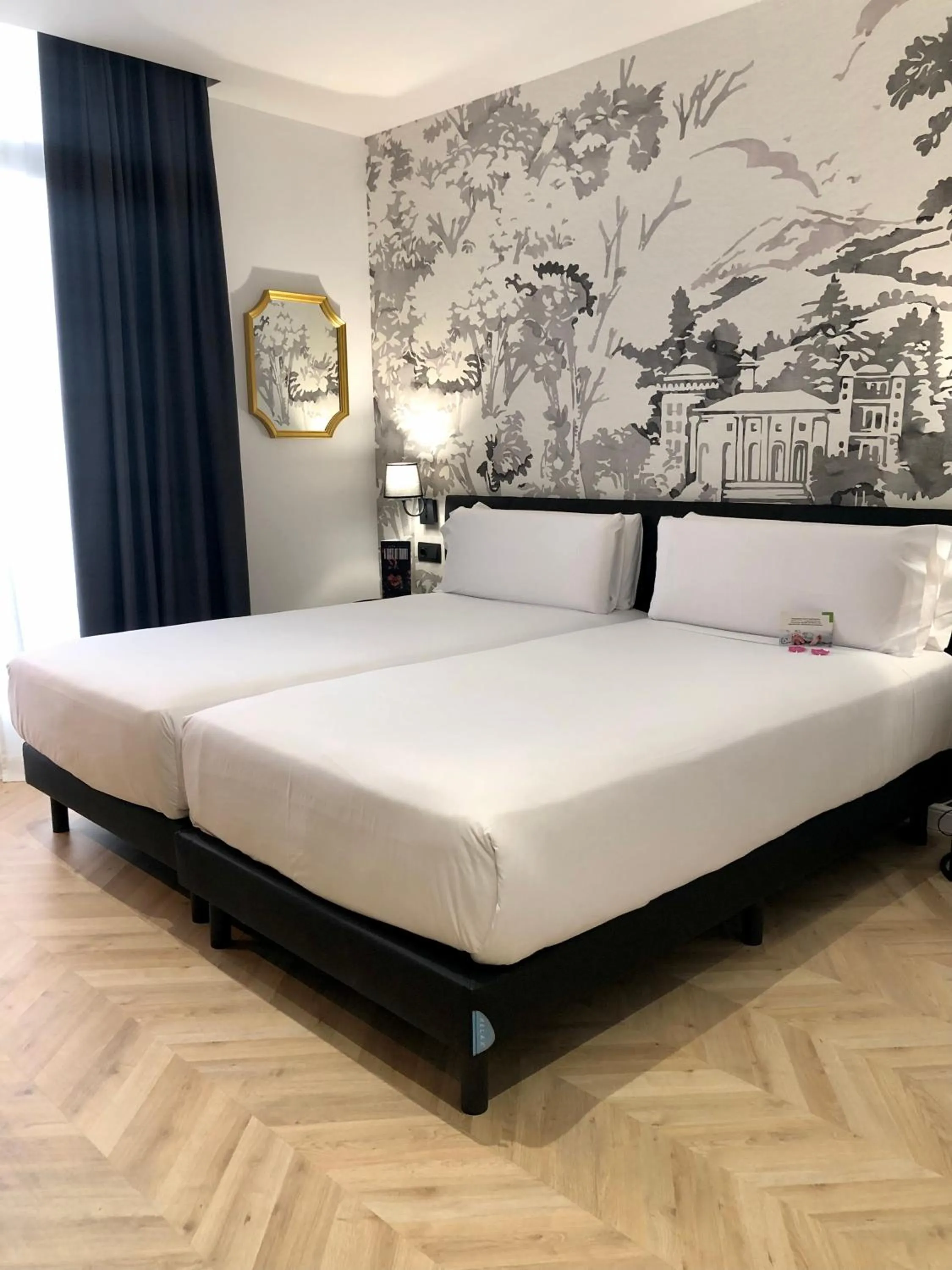 Photo of the whole room, Bed in Oriente Atiram Hotel