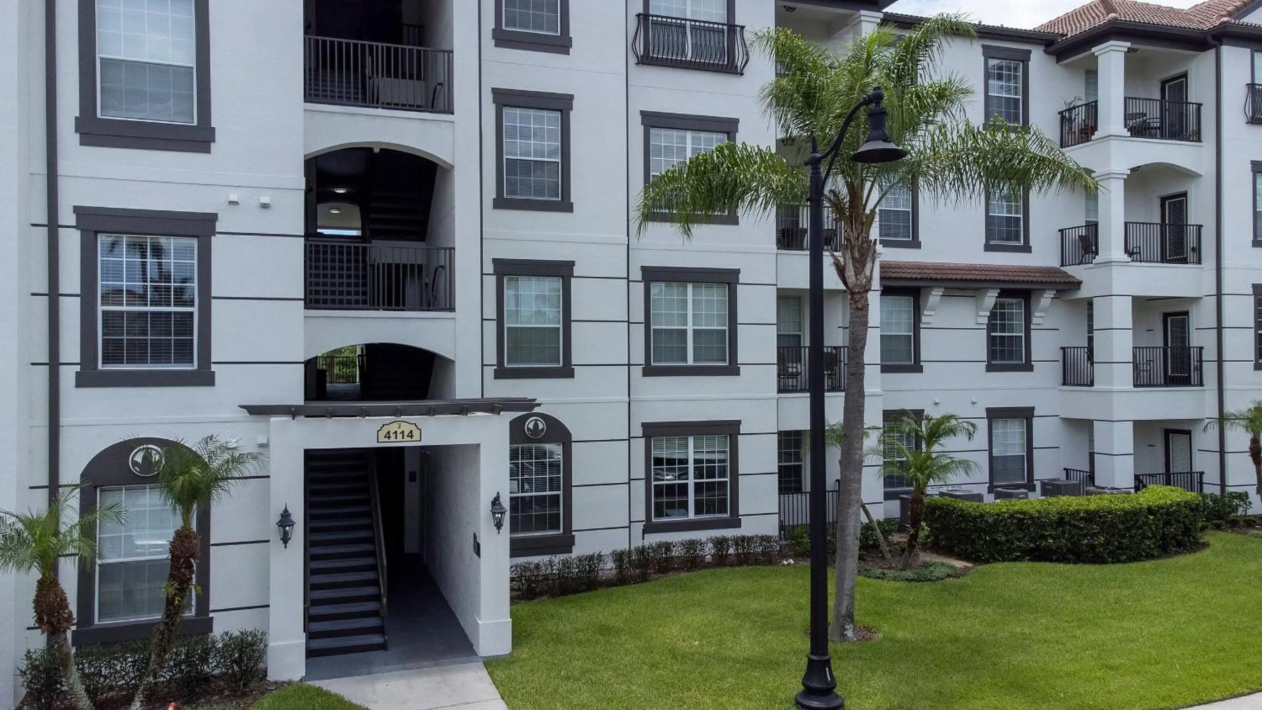 Property building in Vista Cay Resort