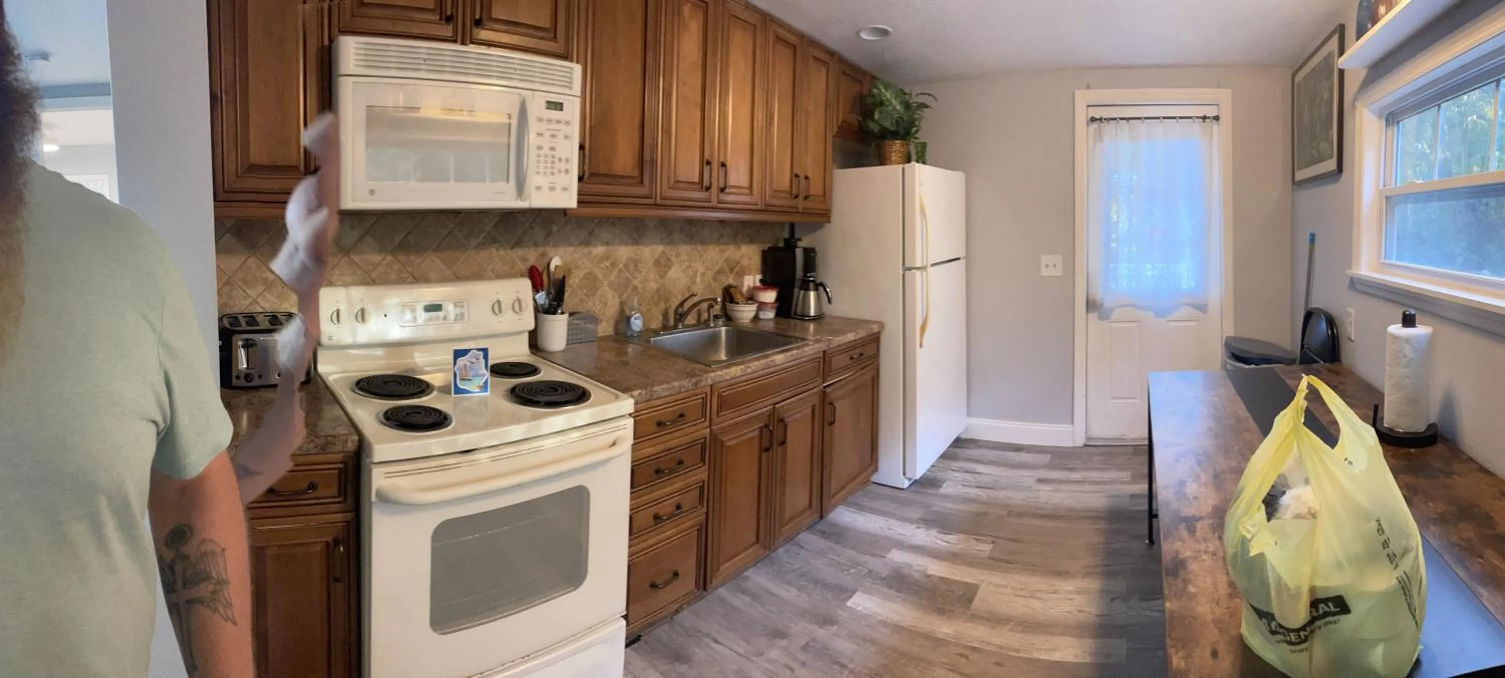 Kitchen or kitchenette in Nature Coast Inn & Cottages