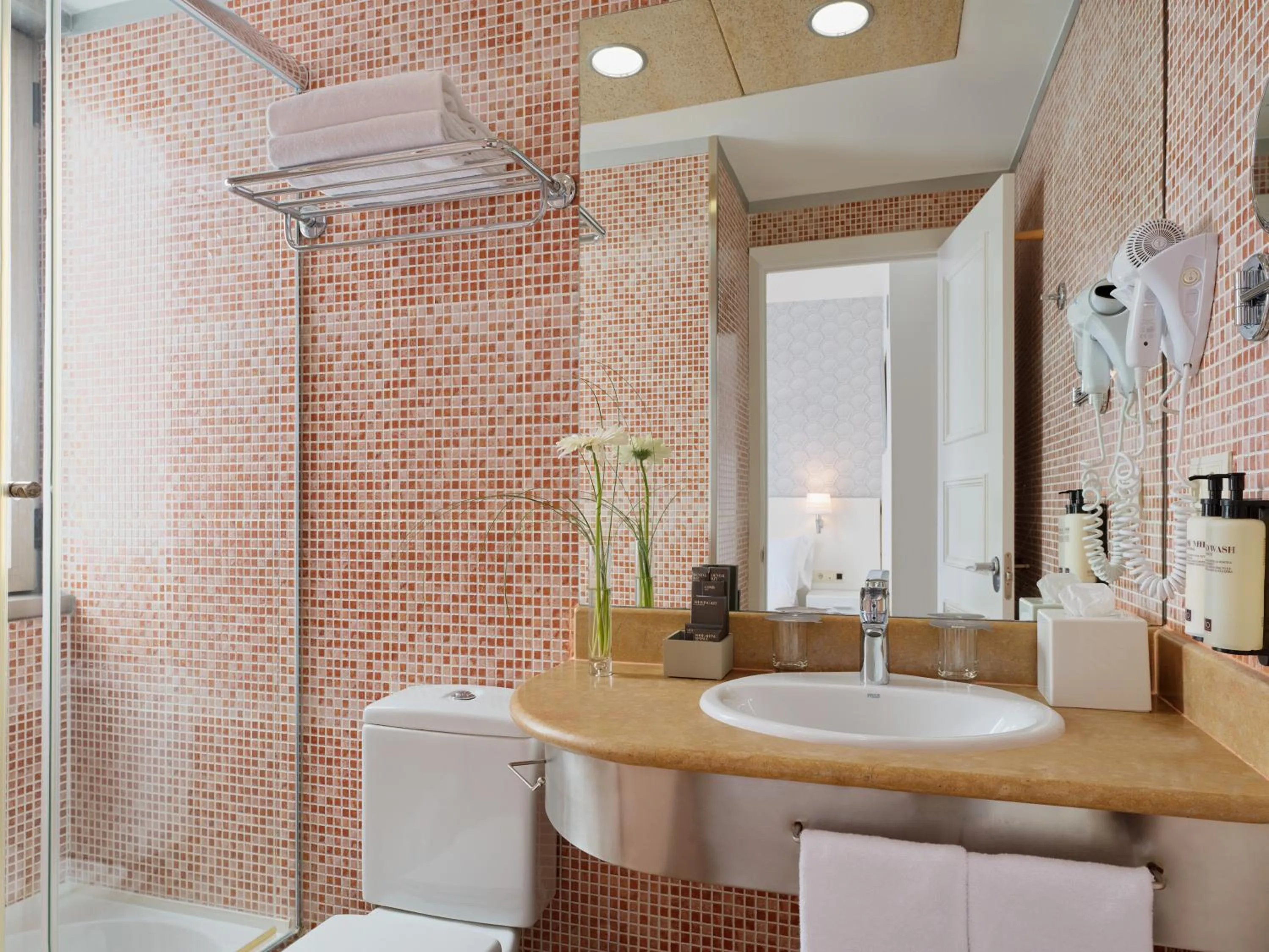 Shower in H10 Raco del Pi