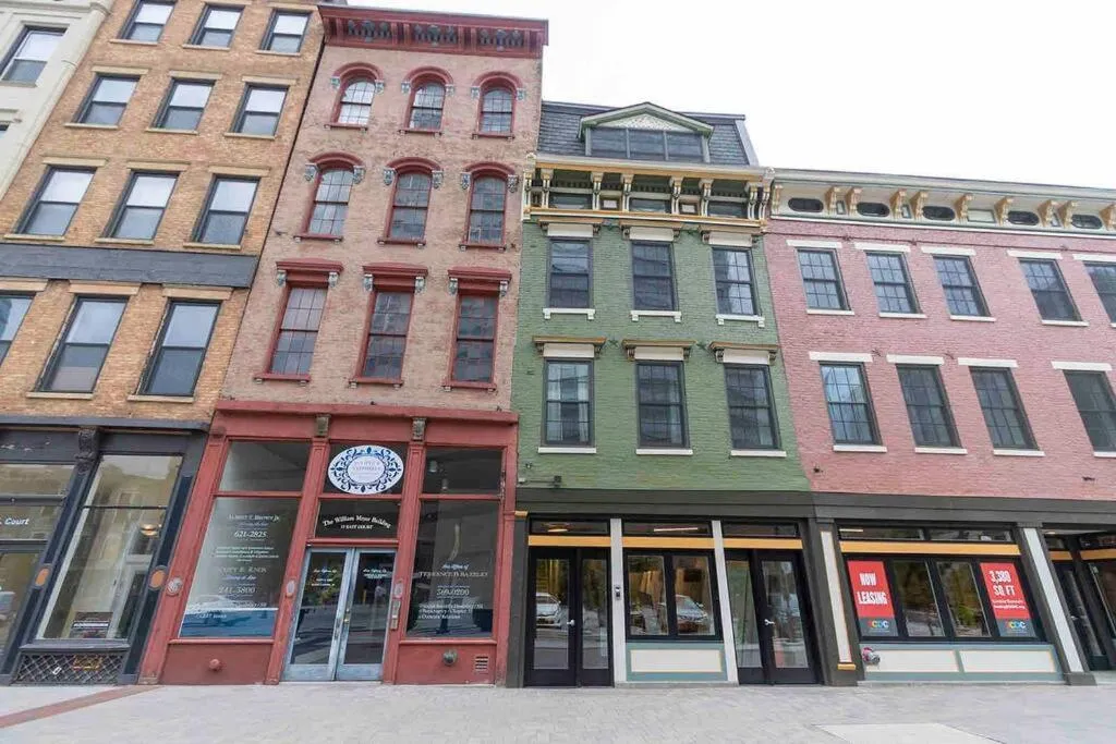 Property building in Spacious 1 bed 1 bath Downtown OTR condo minutes walk to the Reds Bengals stadium & more!