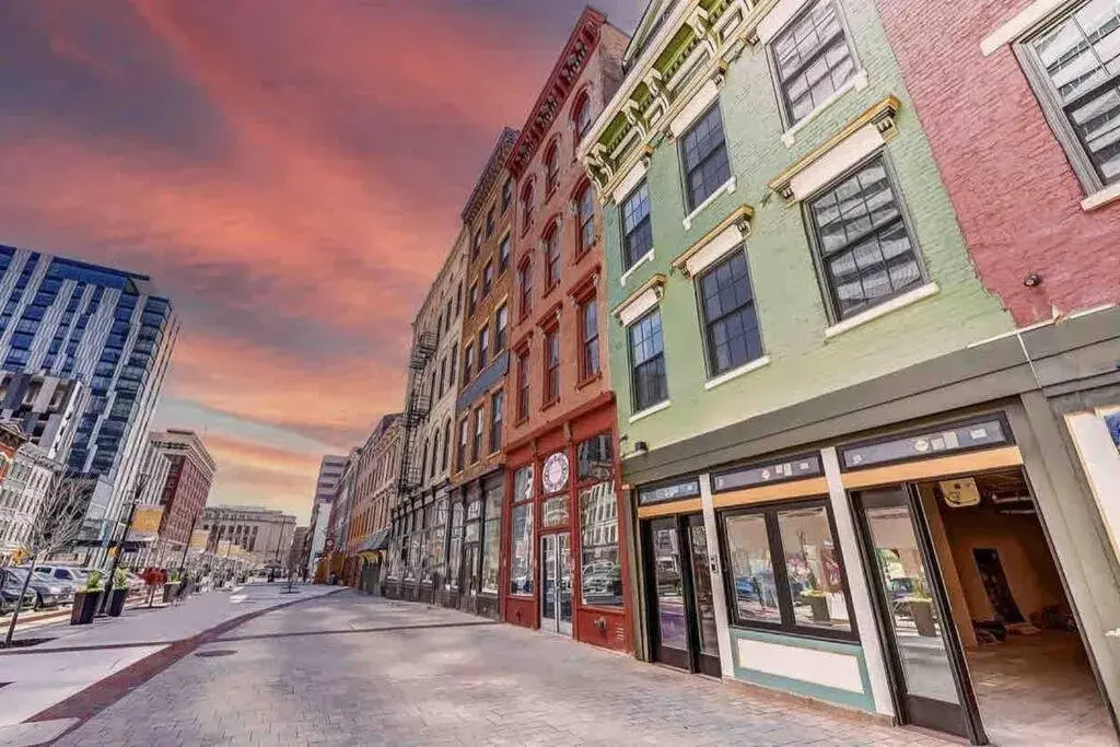 Spacious 1 bed 1 bath Downtown OTR condo minutes walk to the Reds Bengals stadium & more! Spacious 1 bed 1 bath Downtown OTR condo minutes walk to the Reds Bengals stadium & more!