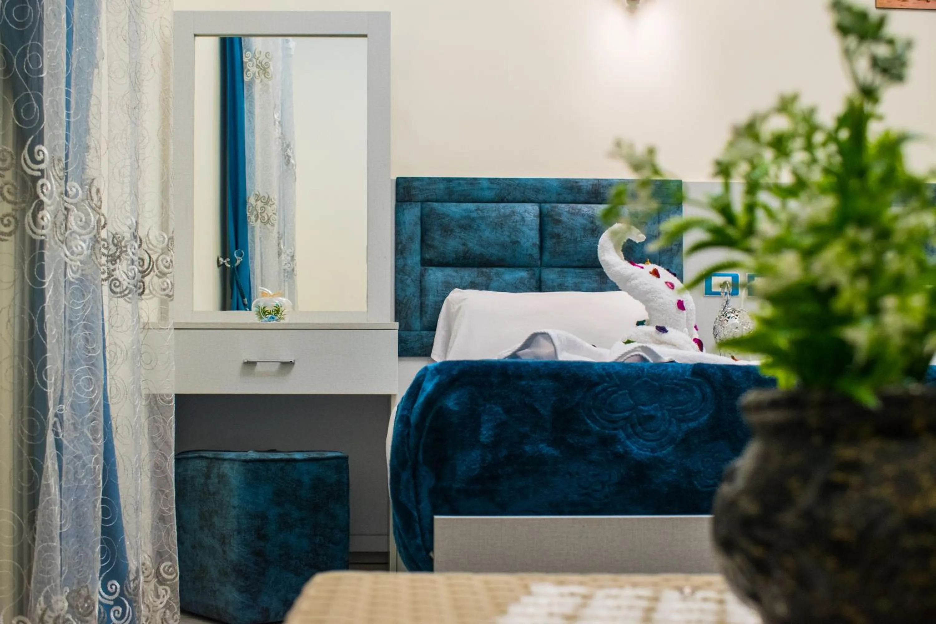 Living room, Bed in Crown Hotel