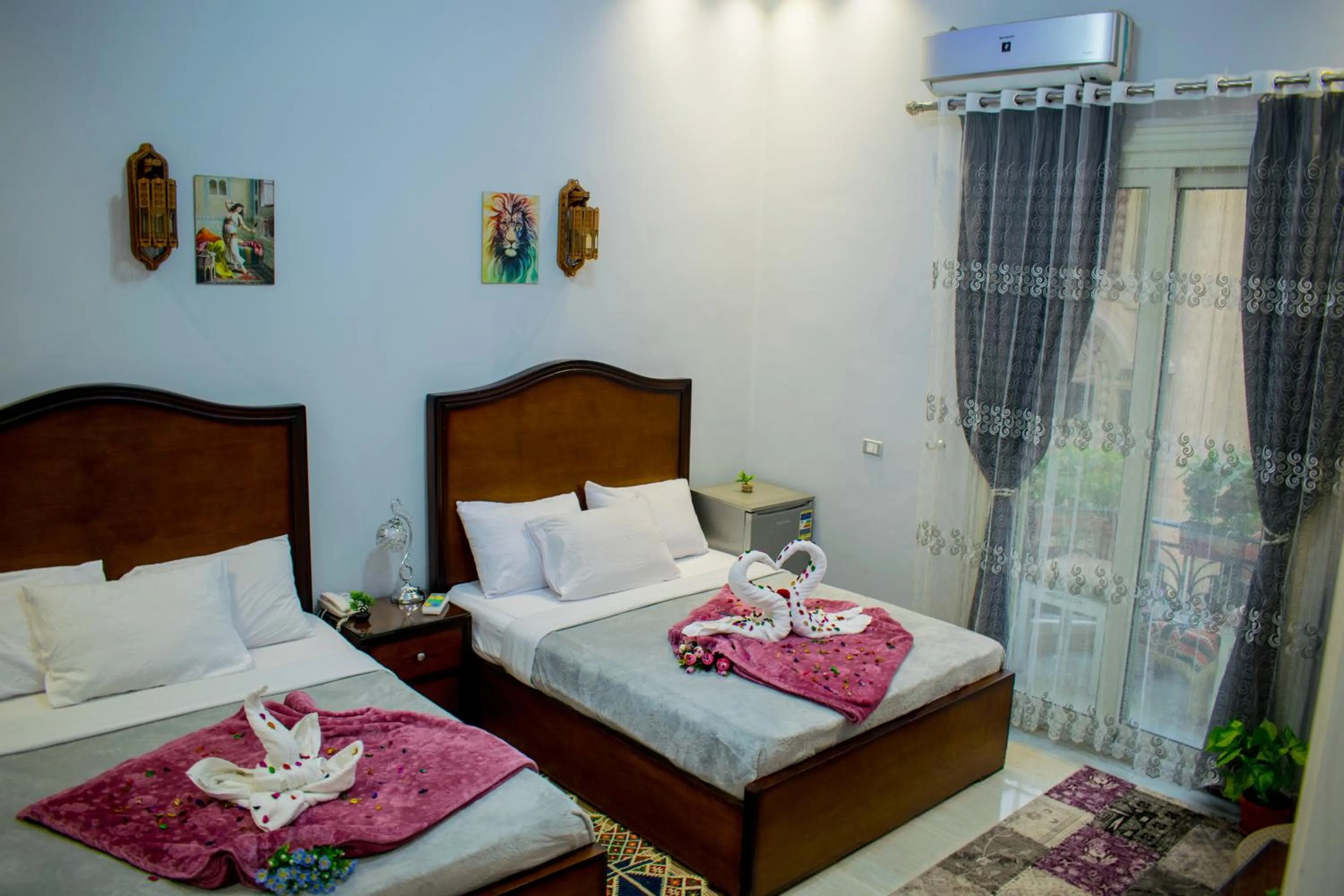 Bedroom, Bed in Crown Hotel