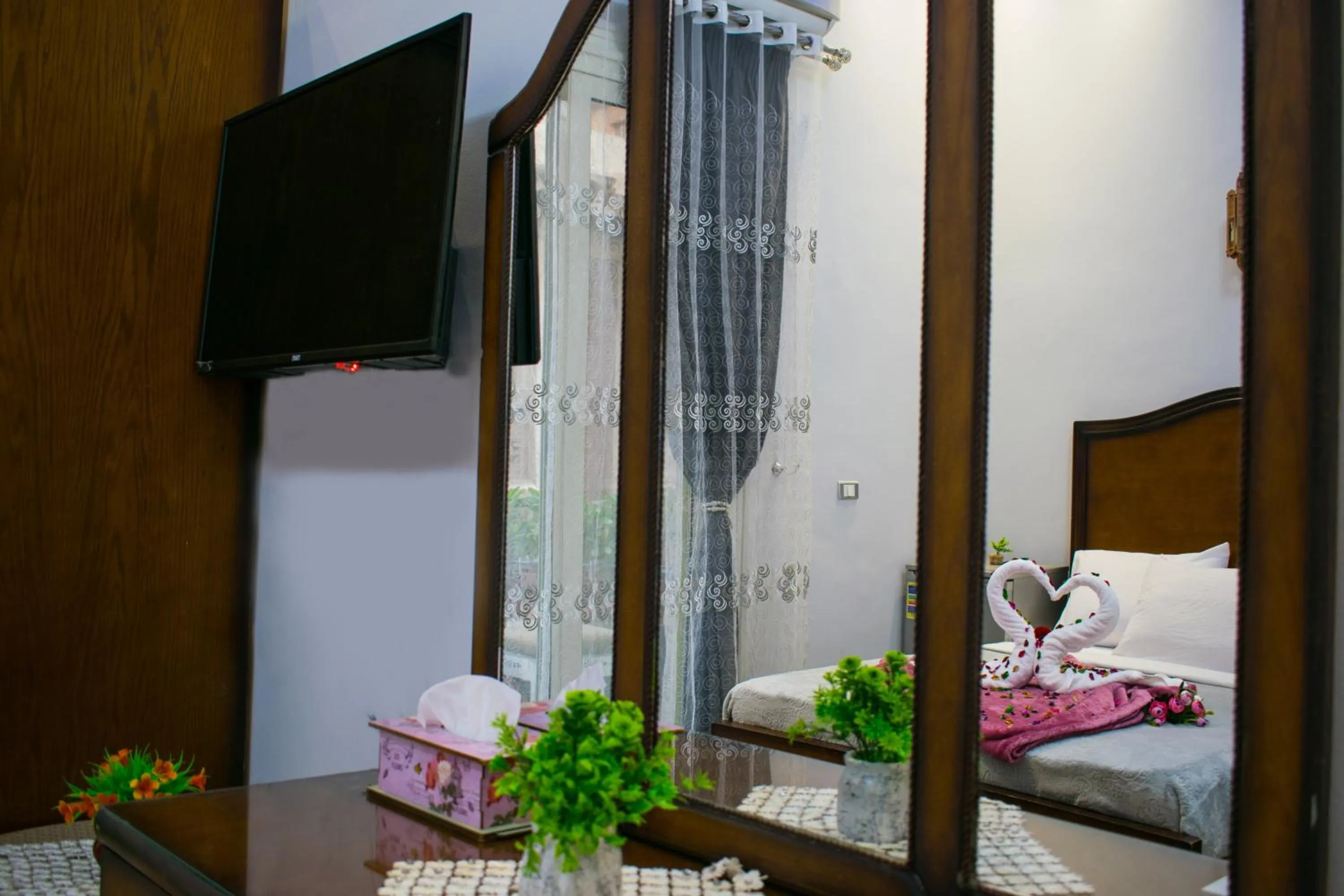 TV and multimedia in Crown Hotel