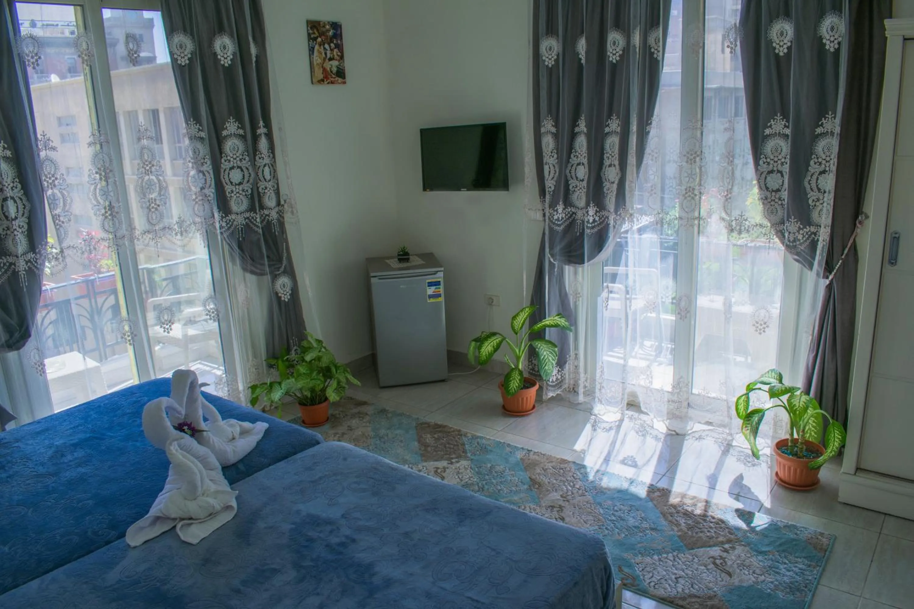 Living room, Bed in Crown Hotel