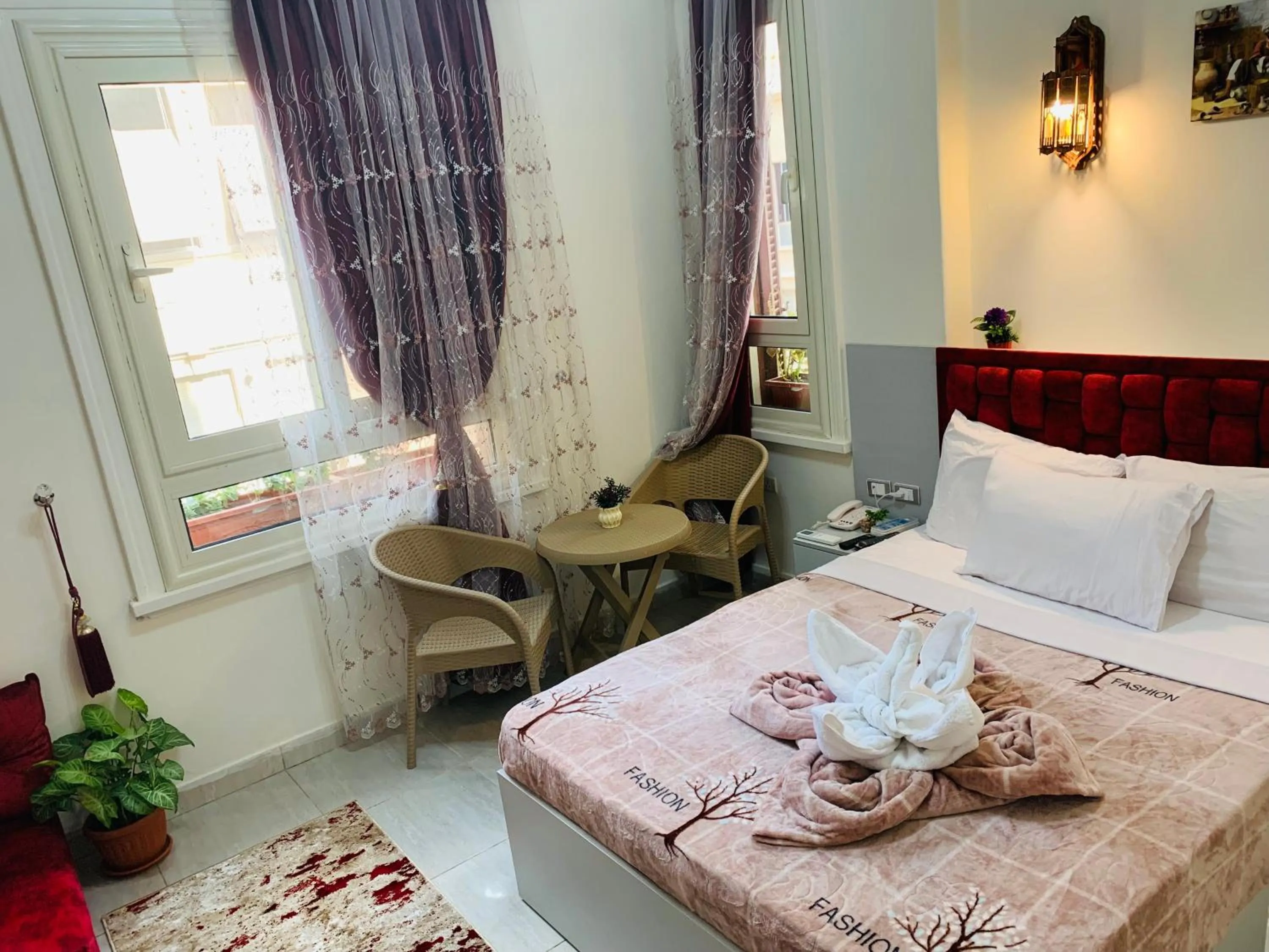 Bedroom, Bed in Crown Hotel