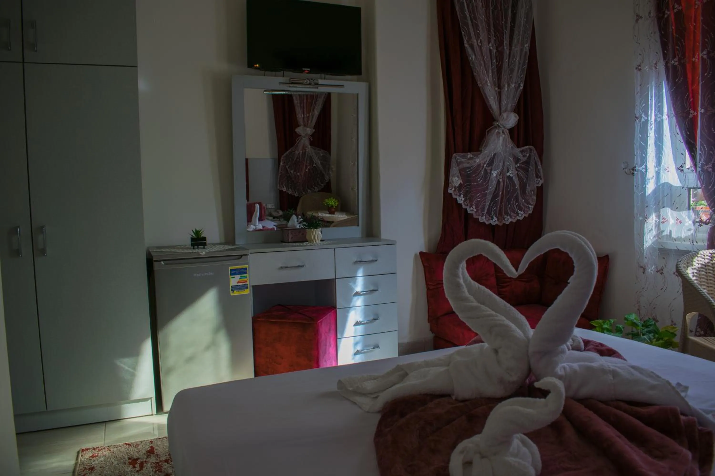 TV and multimedia, Bed in Crown Hotel