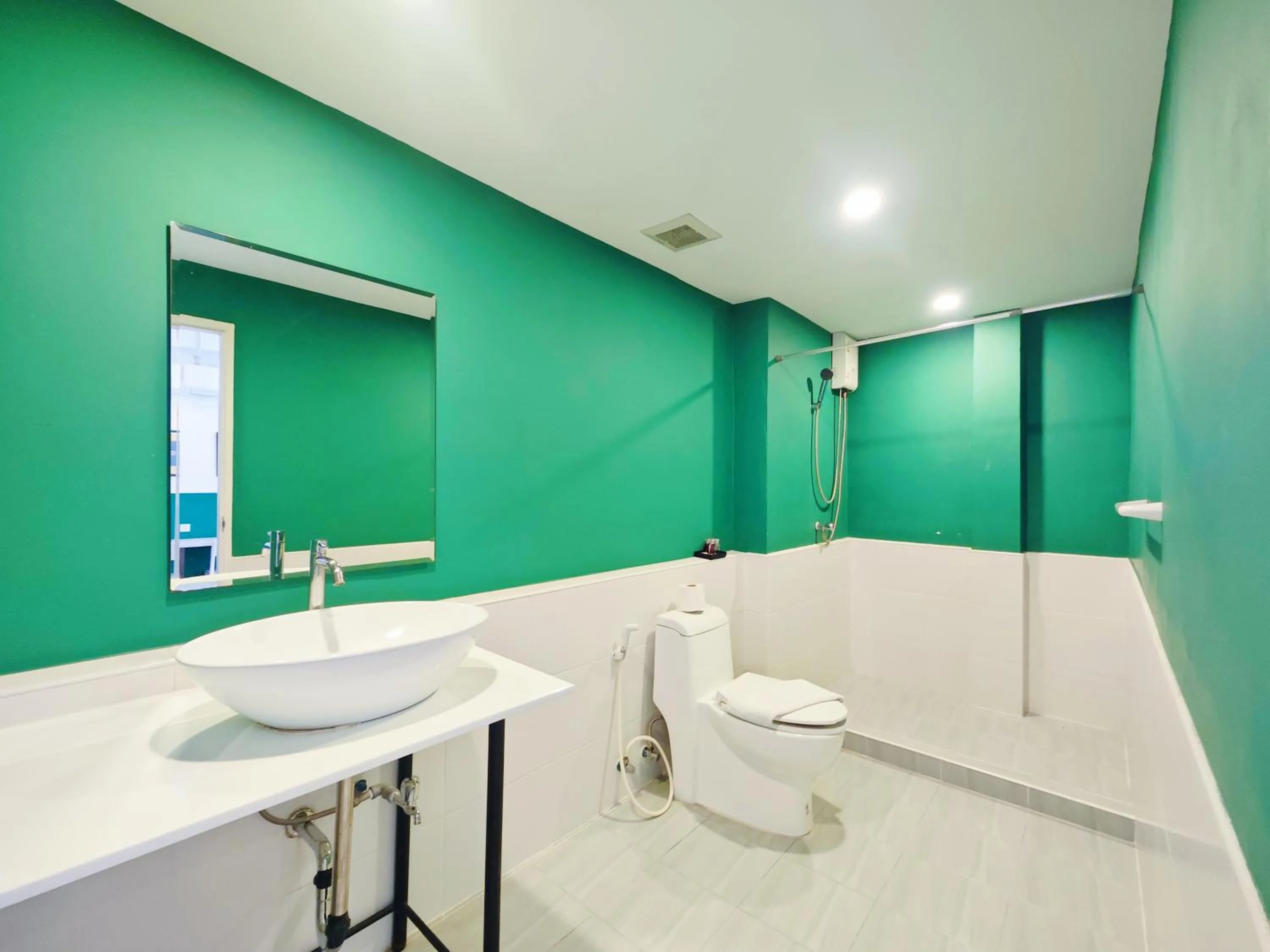 Toilet in Ostay Asoke Bangkok