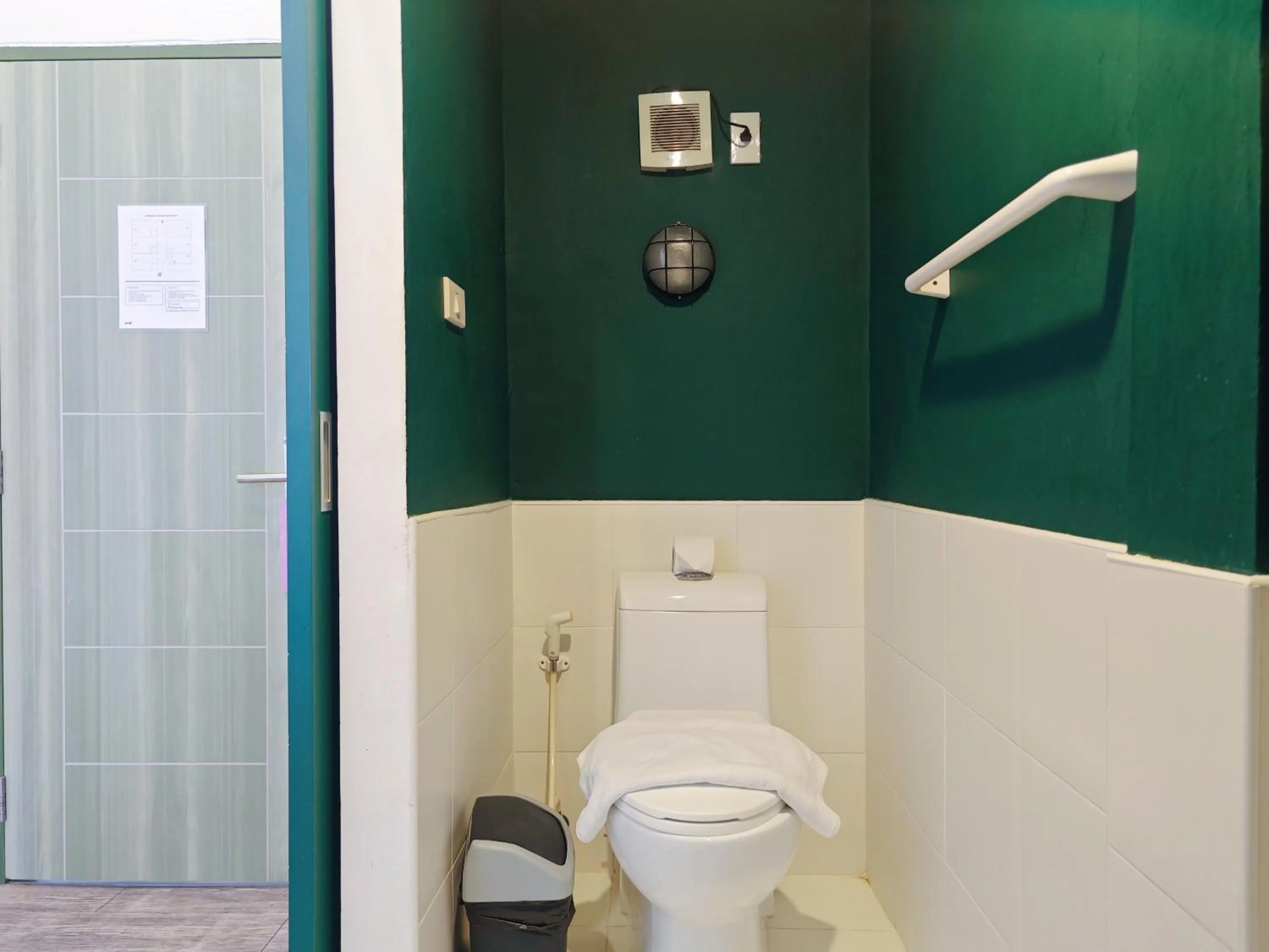 Toilet in Ostay Asoke Bangkok