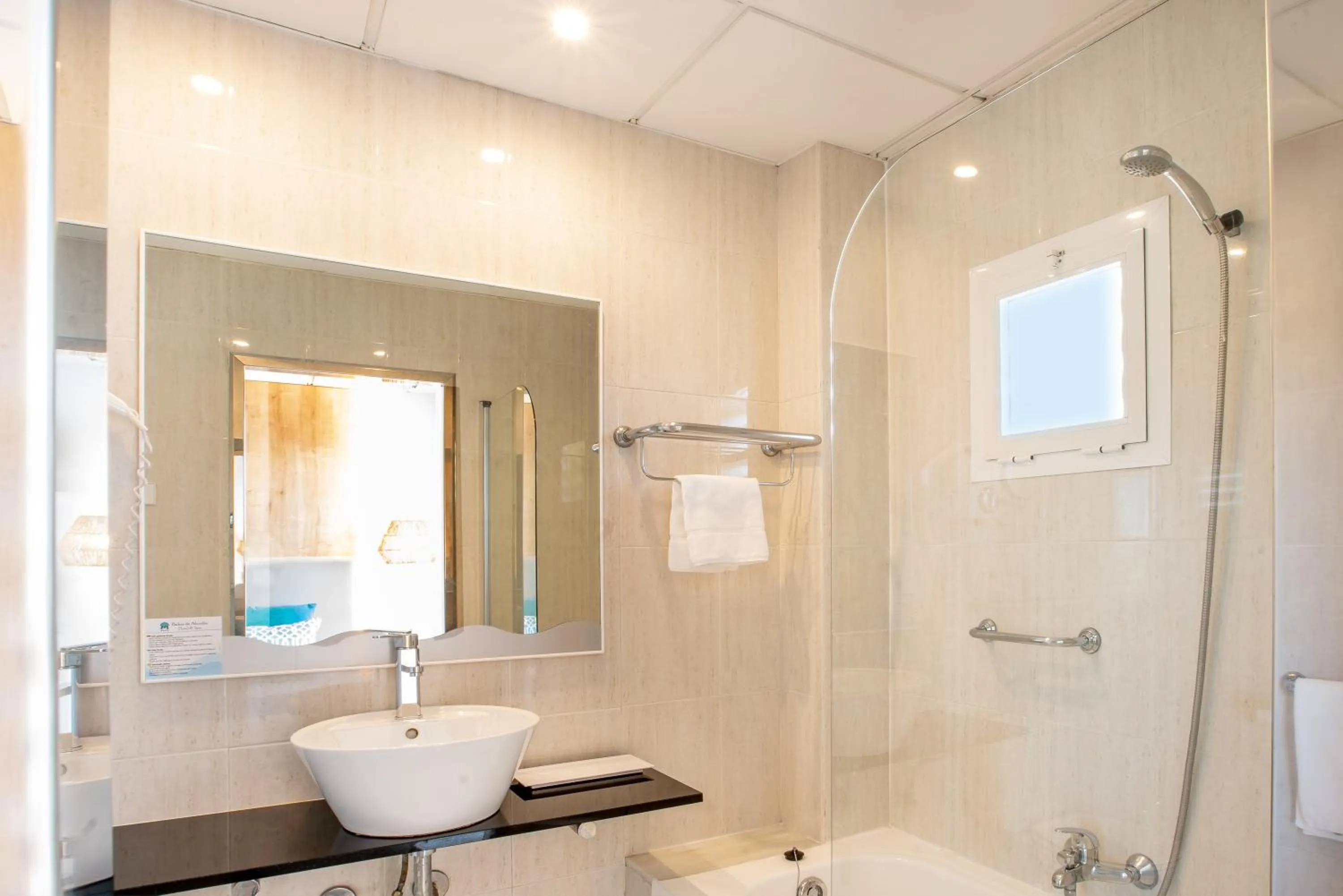 Bathroom in Bahía de Alcudia Hotel & Spa