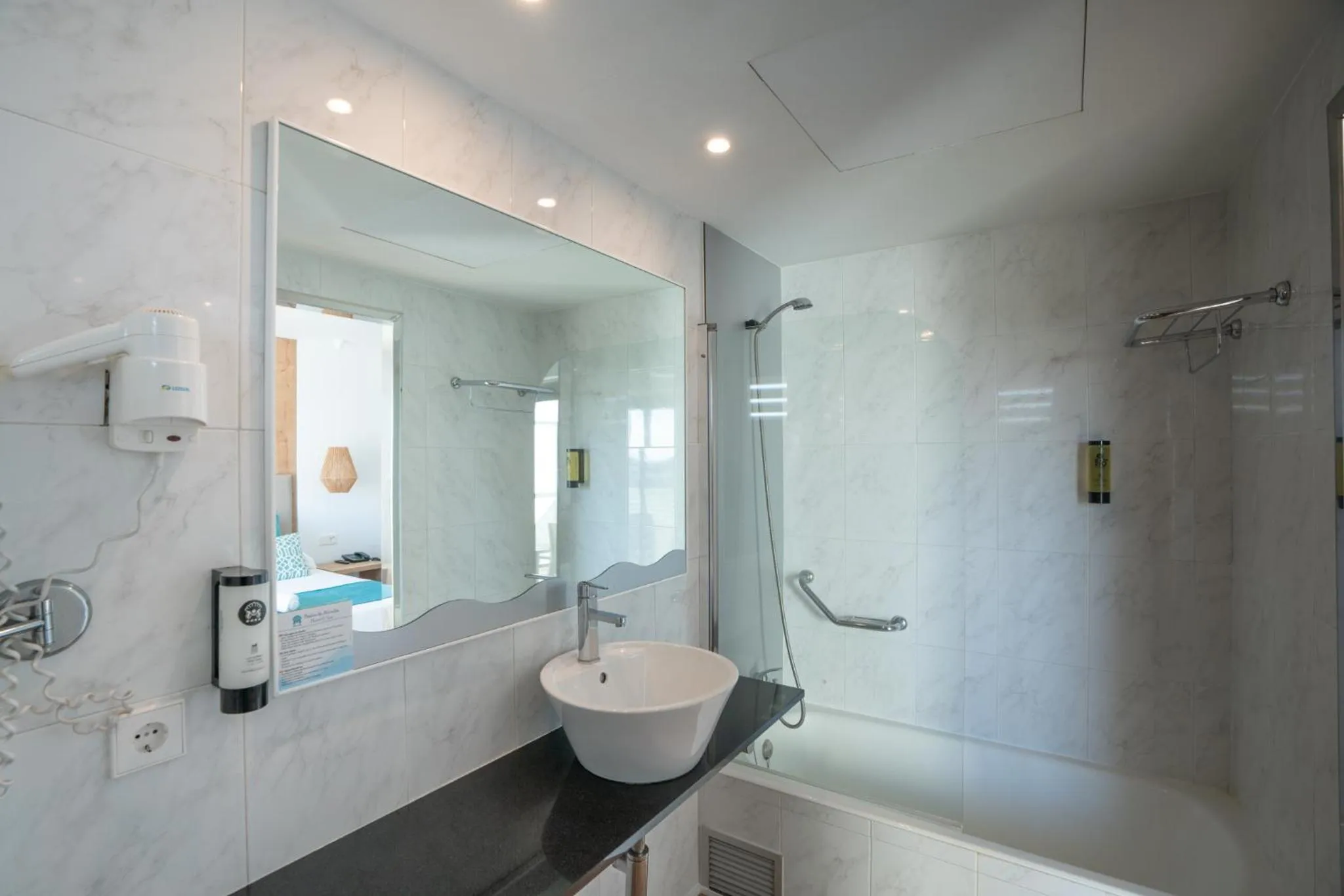 Bathroom in Bahía de Alcudia Hotel & Spa