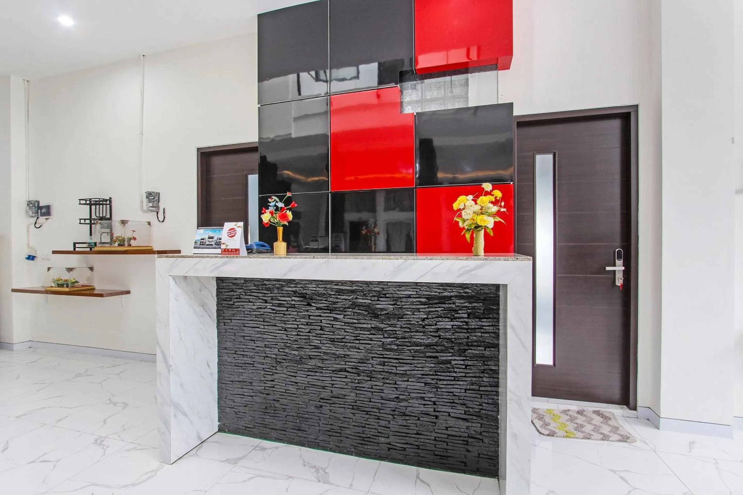 Lobby or reception in Capital O 91665 D'prof Exclusive Guesthouse