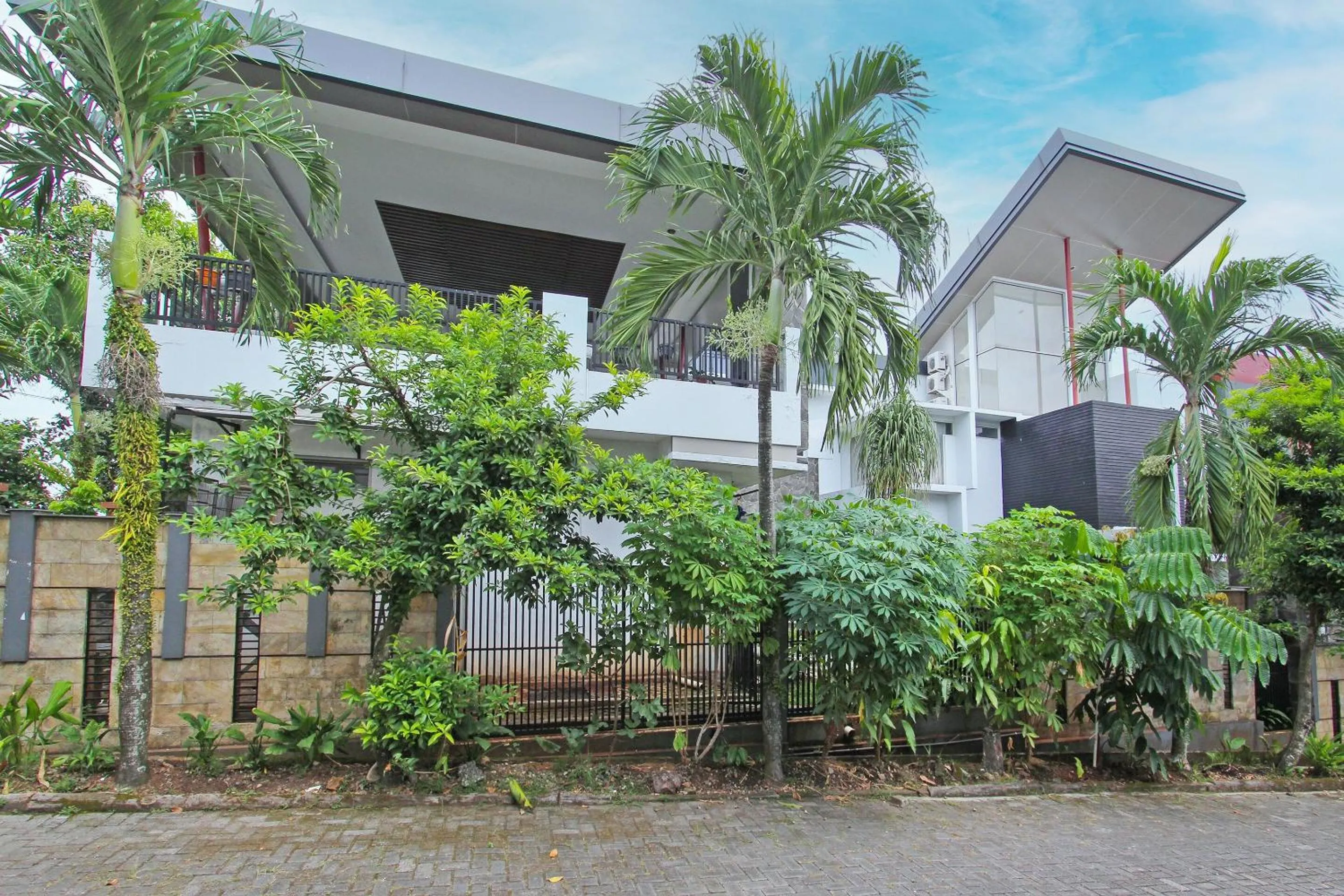 Facade/entrance in Capital O 91665 D'prof Exclusive Guesthouse