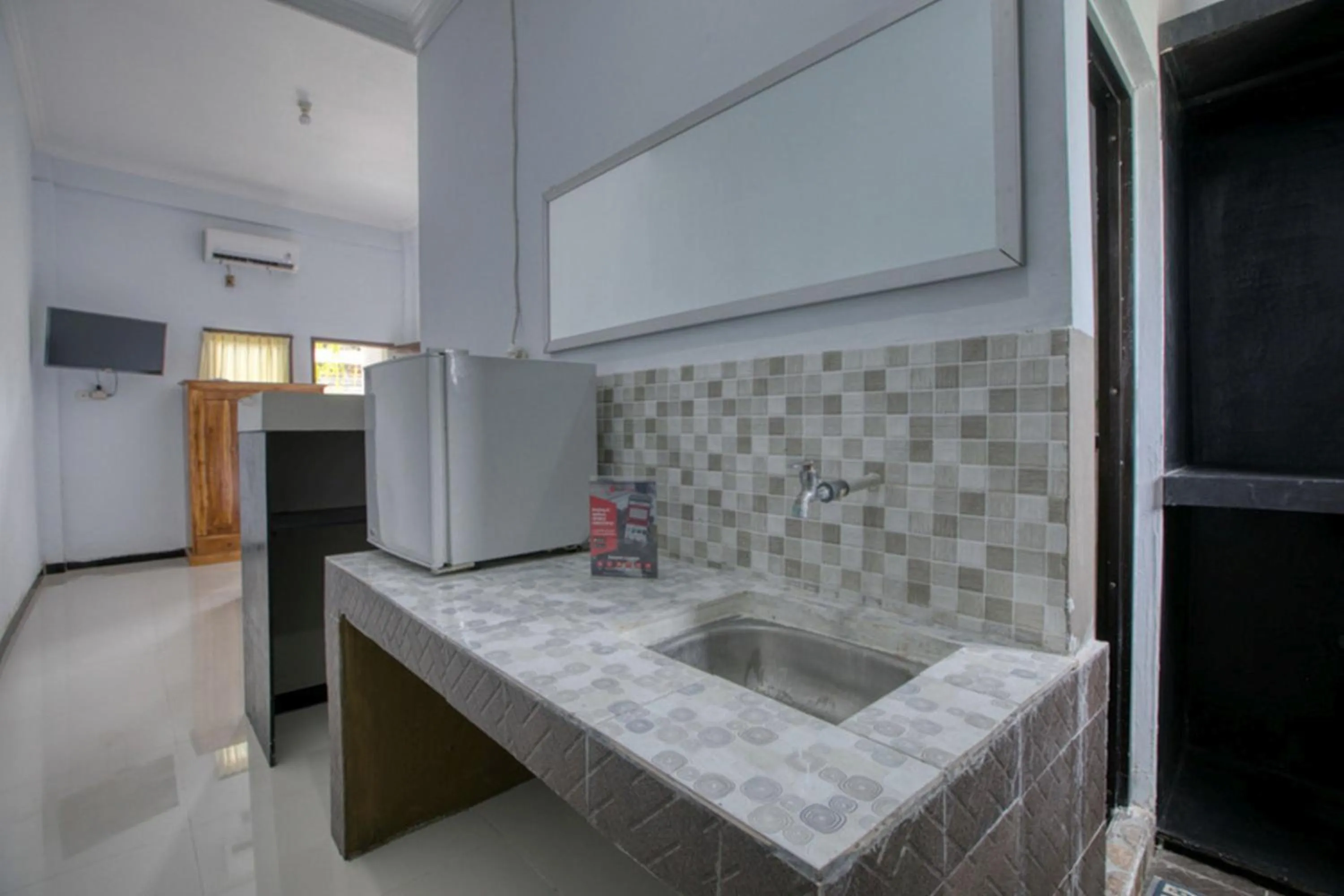 Kitchen or kitchenette, Bed in RedDoorz near Exit Toll Nusa Dua