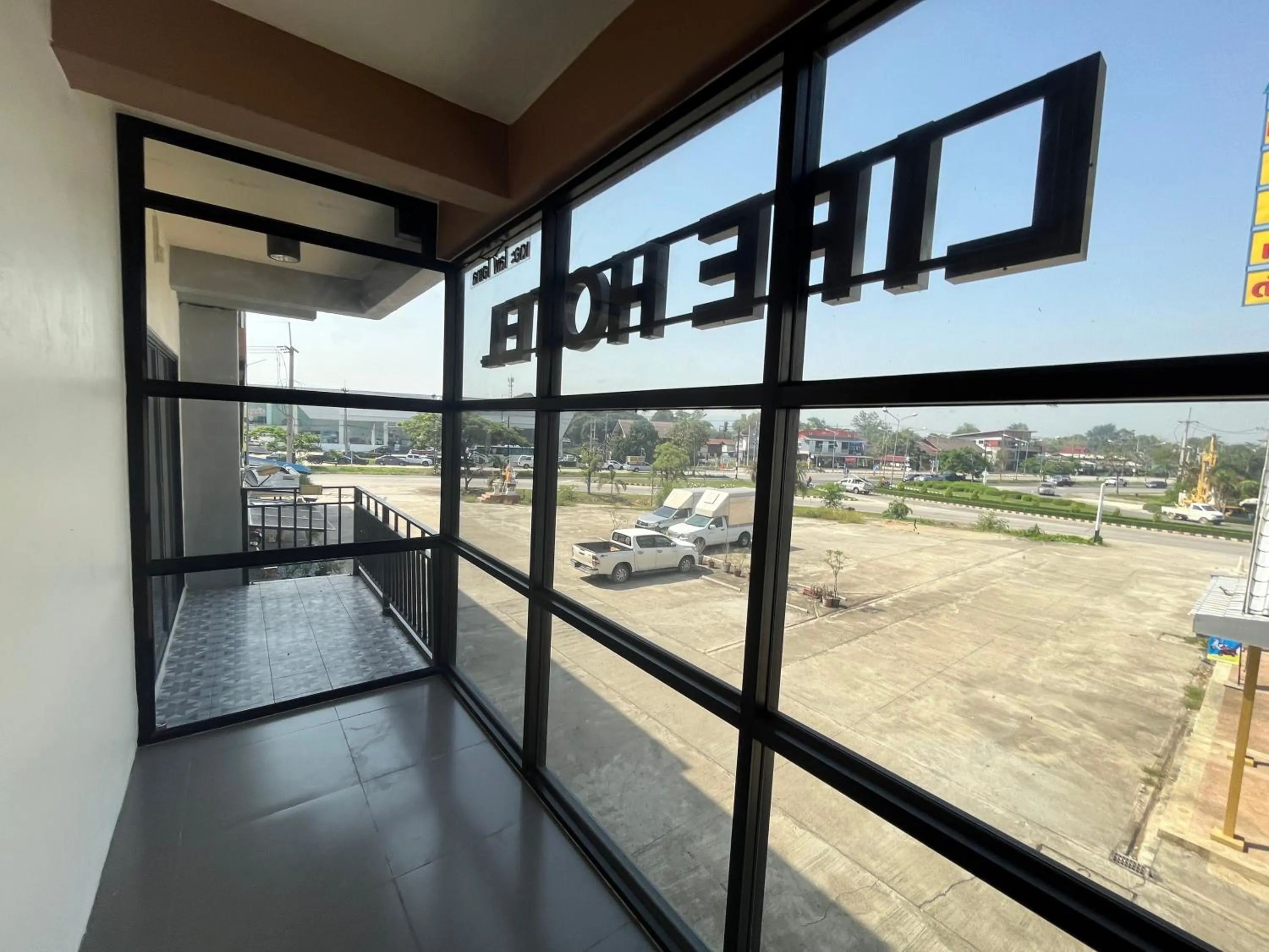 Parking in Life Hotel Rongkhun - White Temple Chiangrai