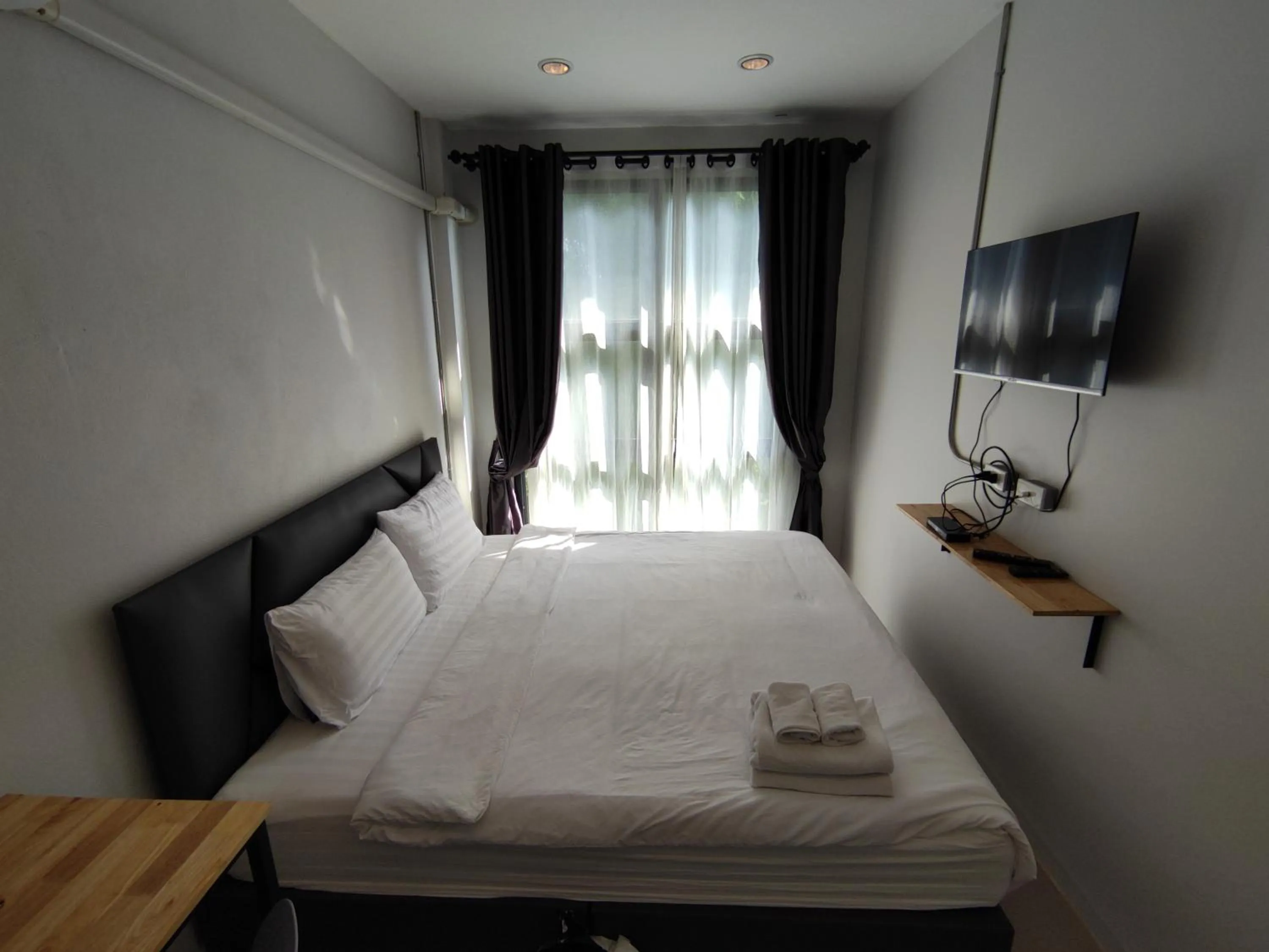 Bedroom, Bed in Life Hotel Rongkhun - White Temple Chiangrai