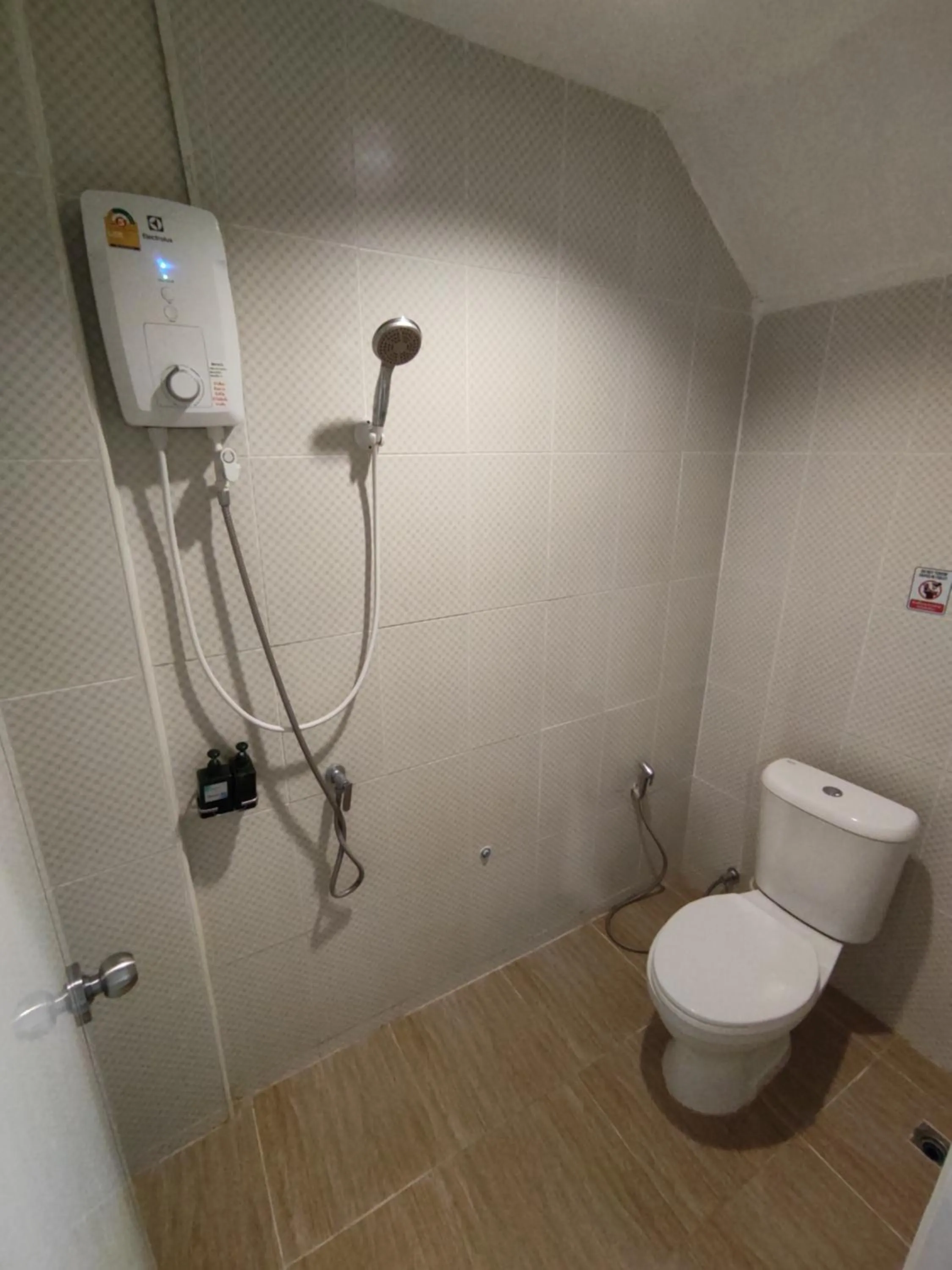 Bathroom in Life Hotel Rongkhun - White Temple Chiangrai