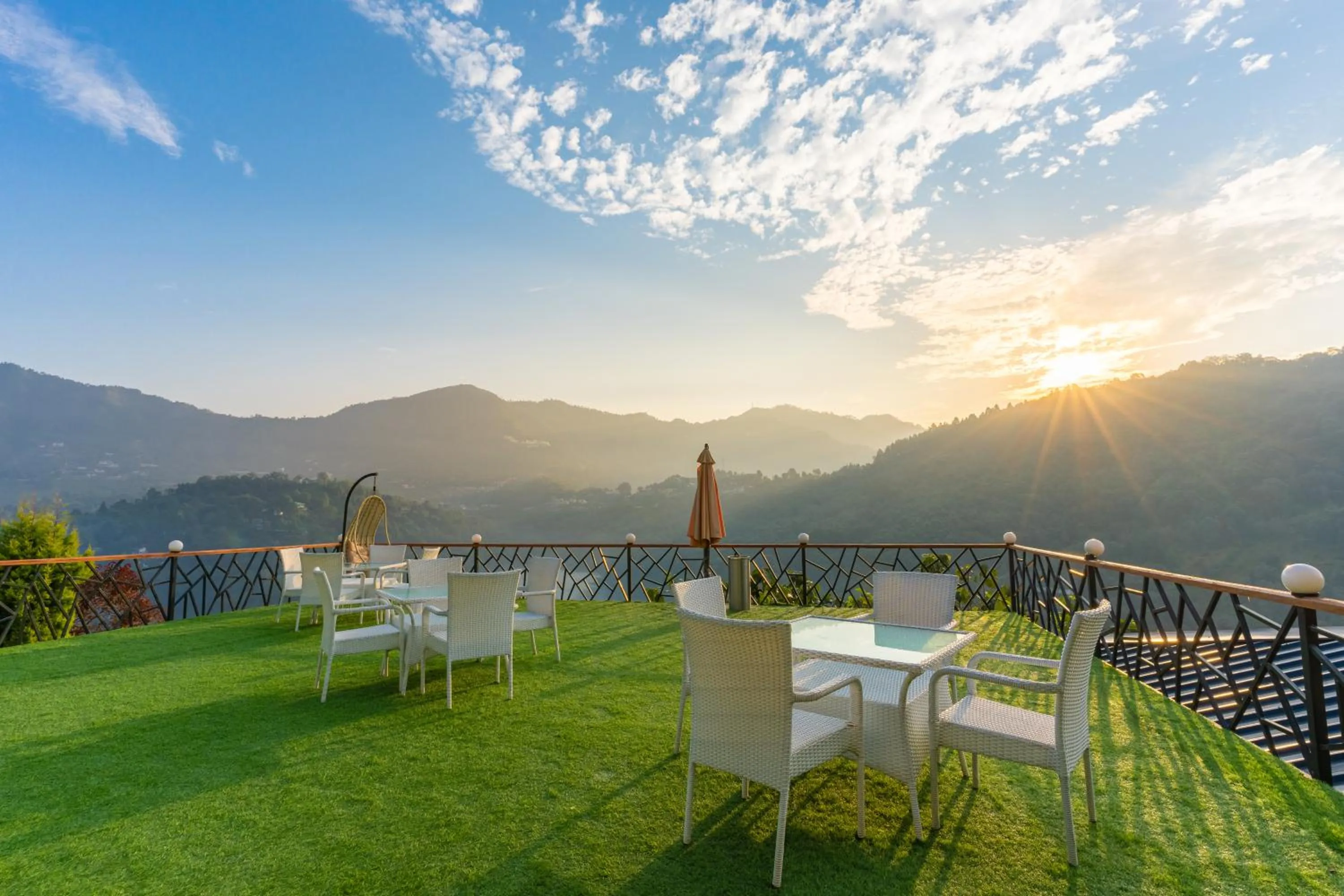 Restaurant/places to eat in The Lake Ambience Resort