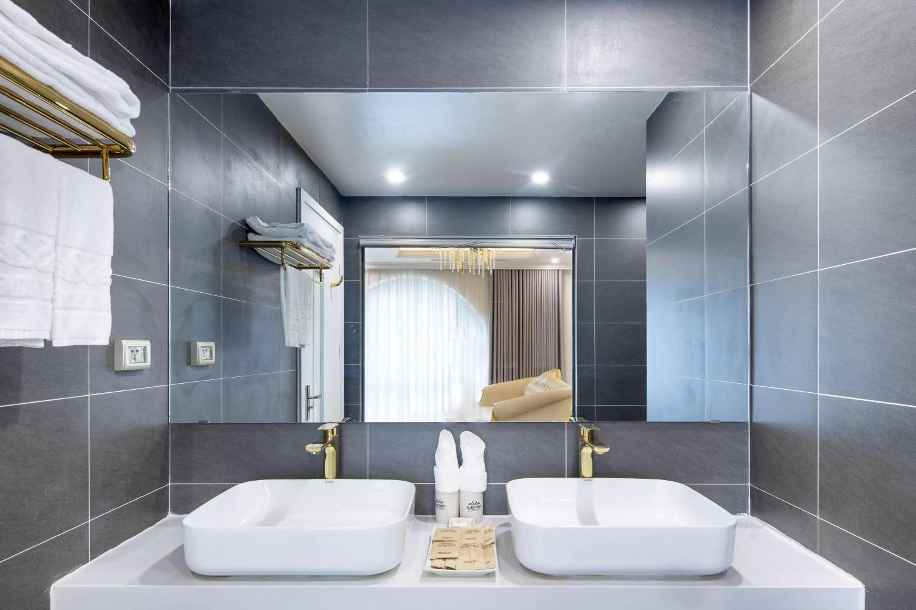 Toilet in Glenda Tower Moc Chau Hotel