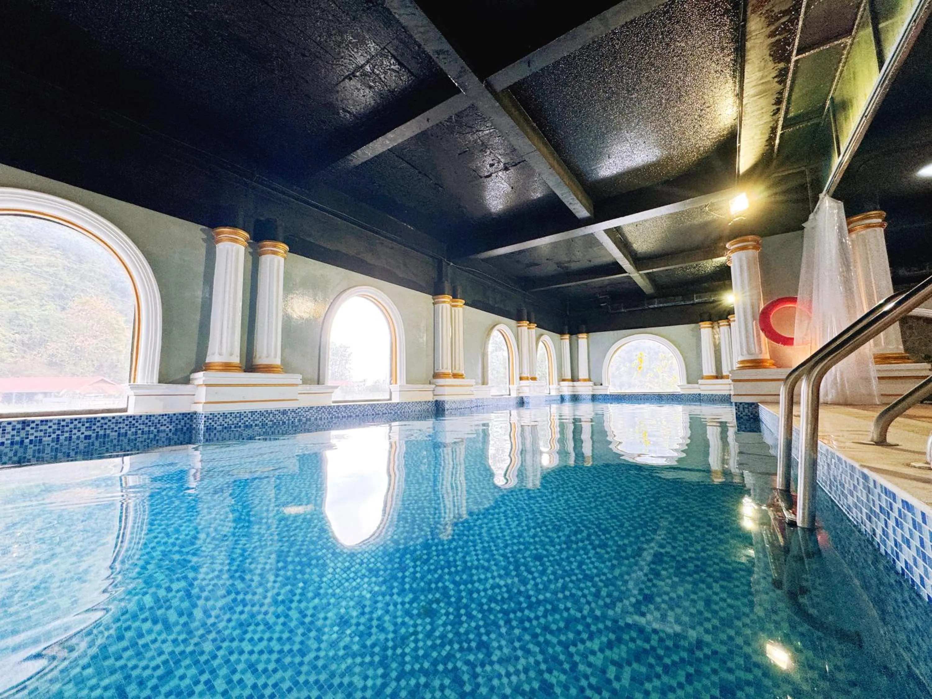 Swimming pool in Glenda Tower Moc Chau Hotel