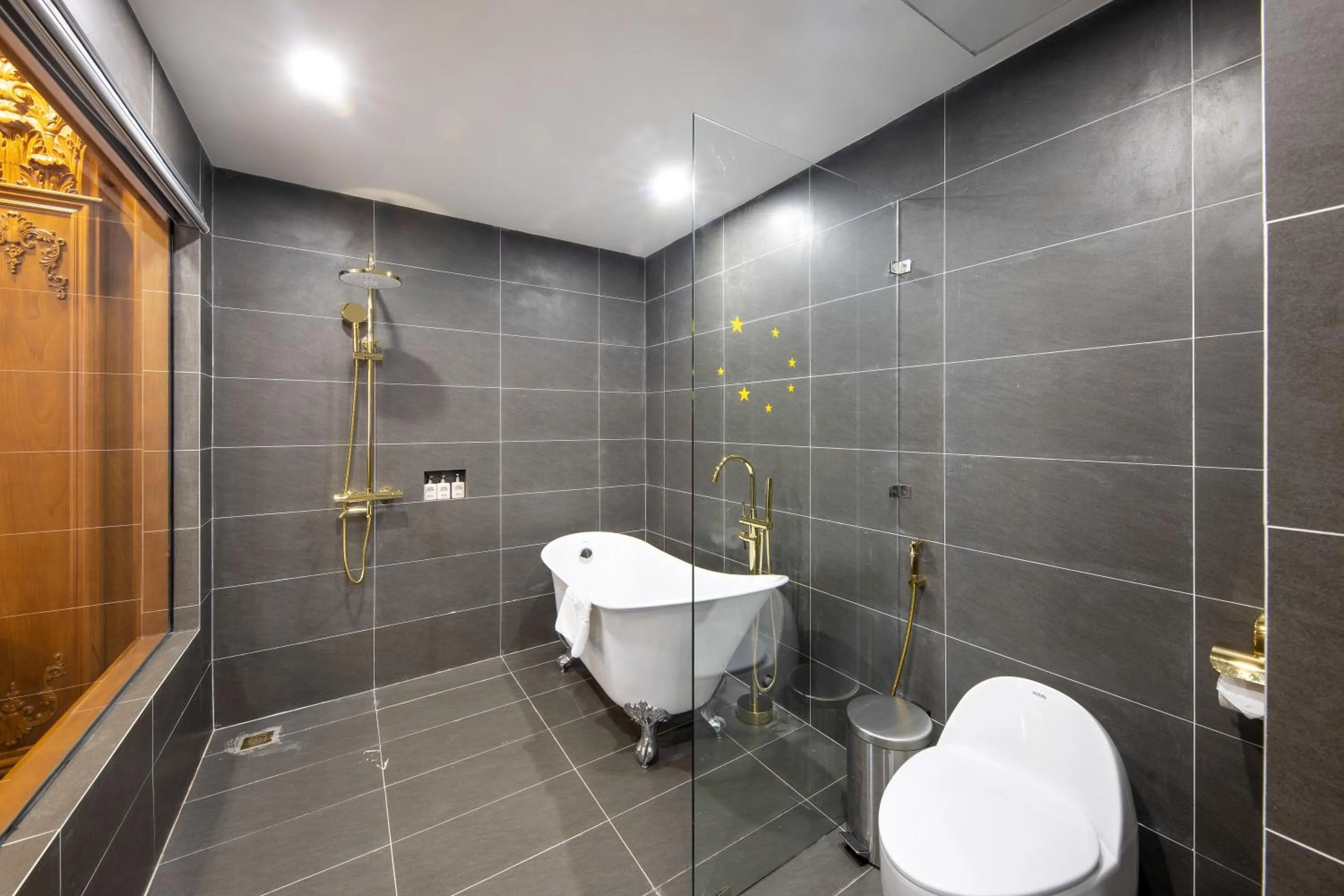 Shower in Glenda Tower Moc Chau Hotel