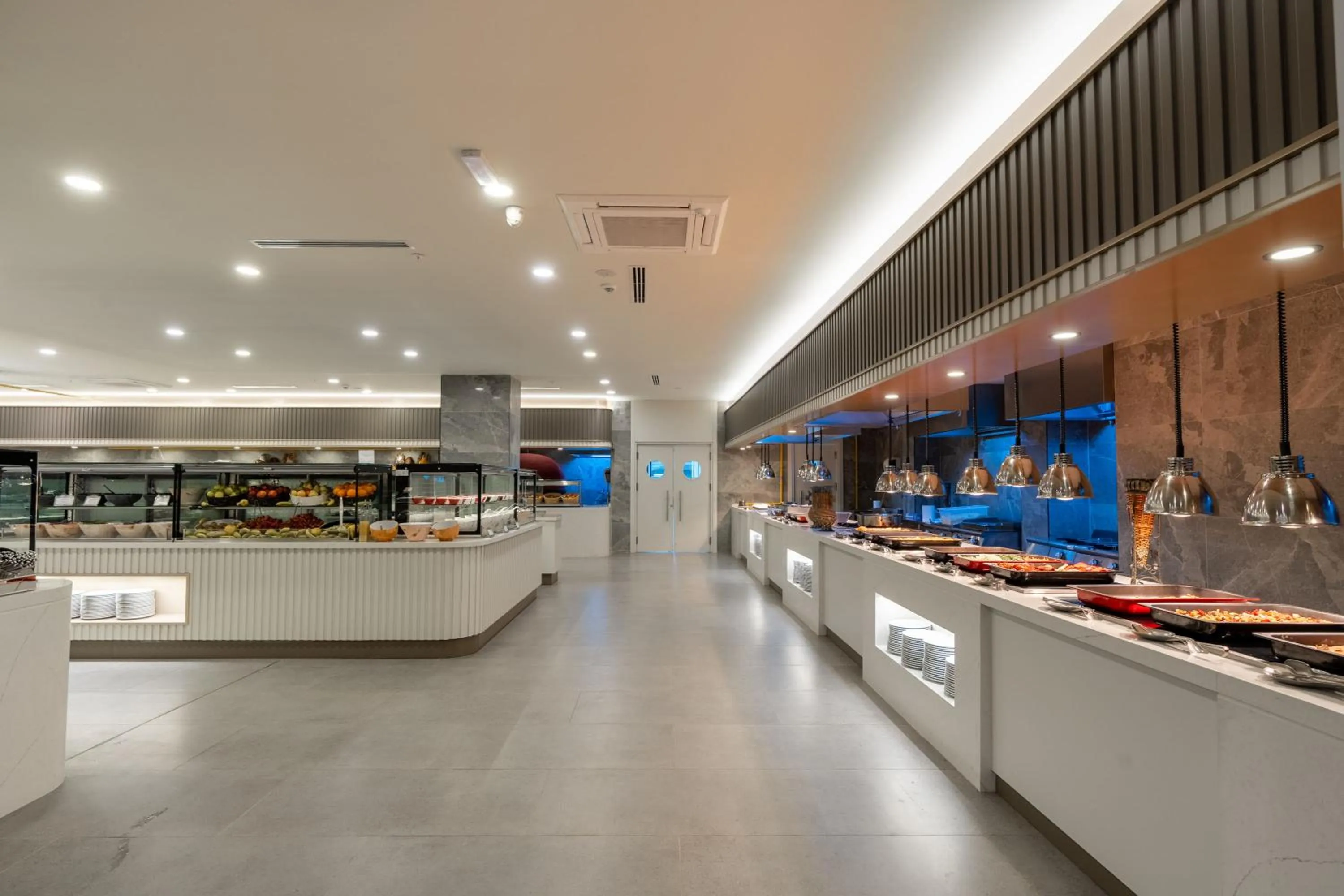 Restaurant/places to eat in Side Breeze Hotel