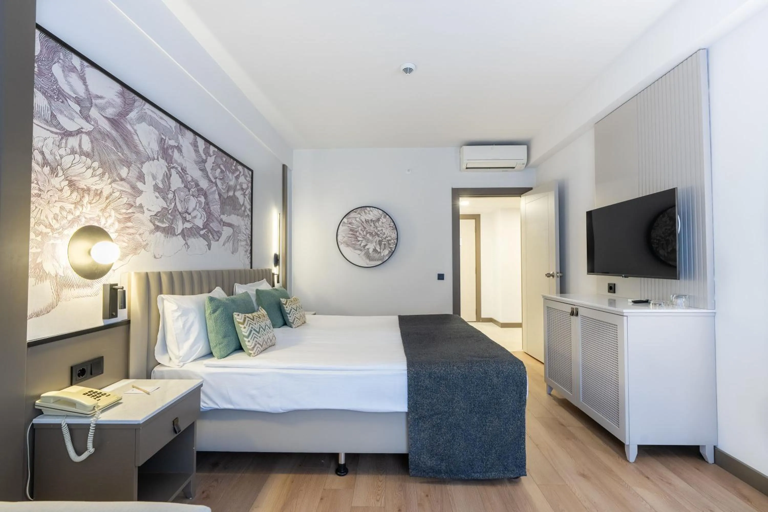 Bed in Side Breeze Hotel