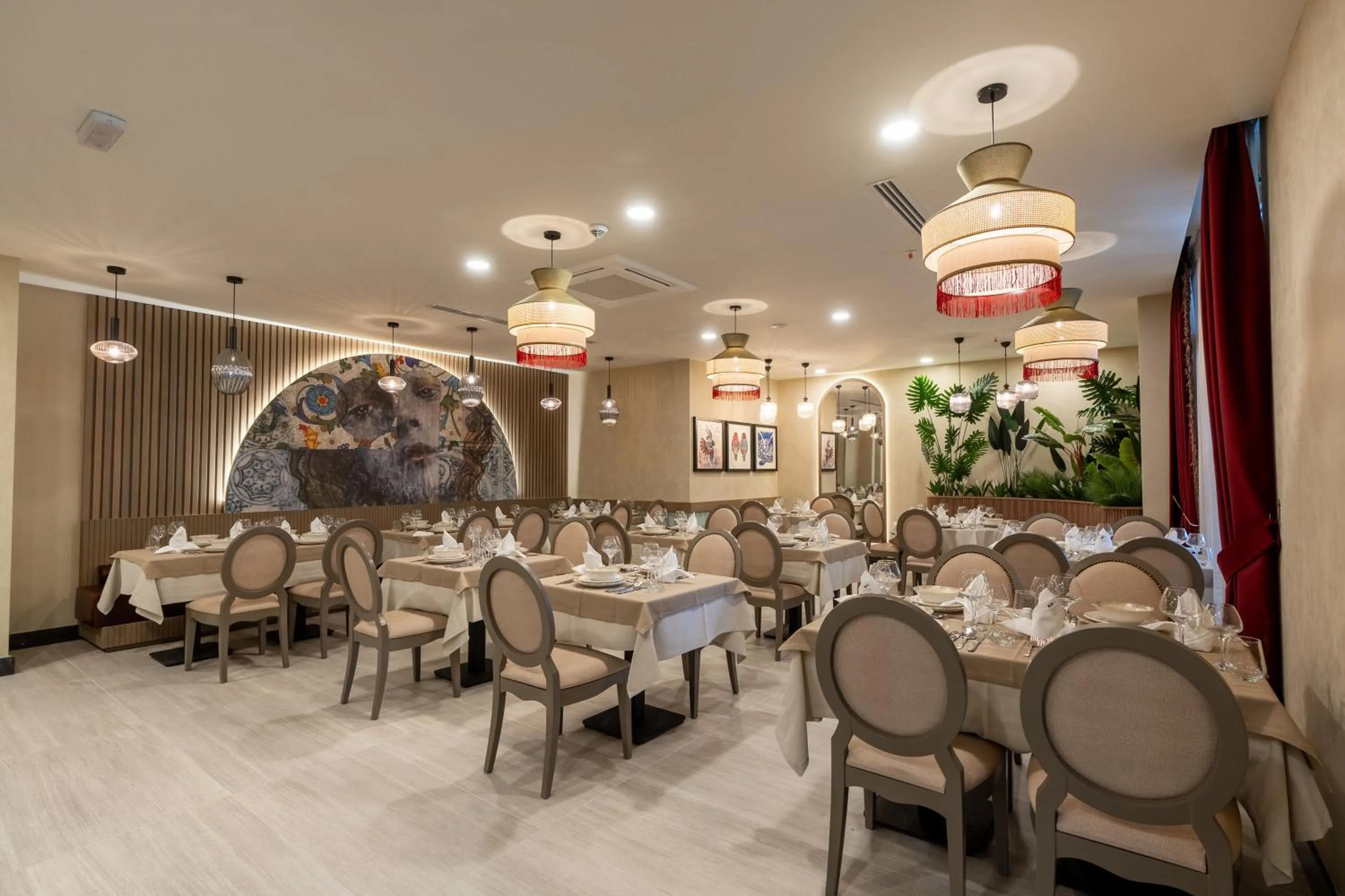 Restaurant/places to eat in Side Breeze Hotel