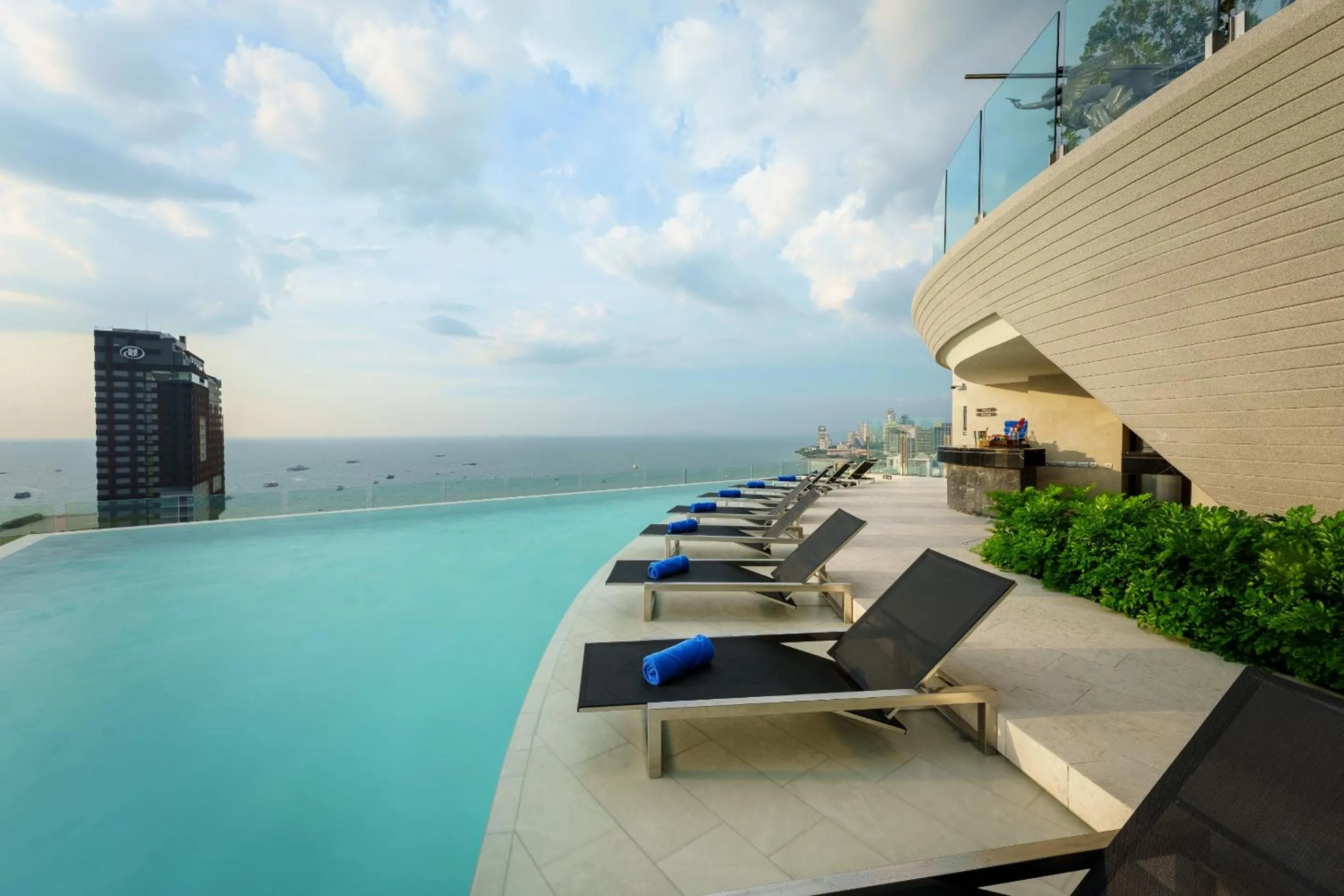 Swimming pool in Somerset Pattaya