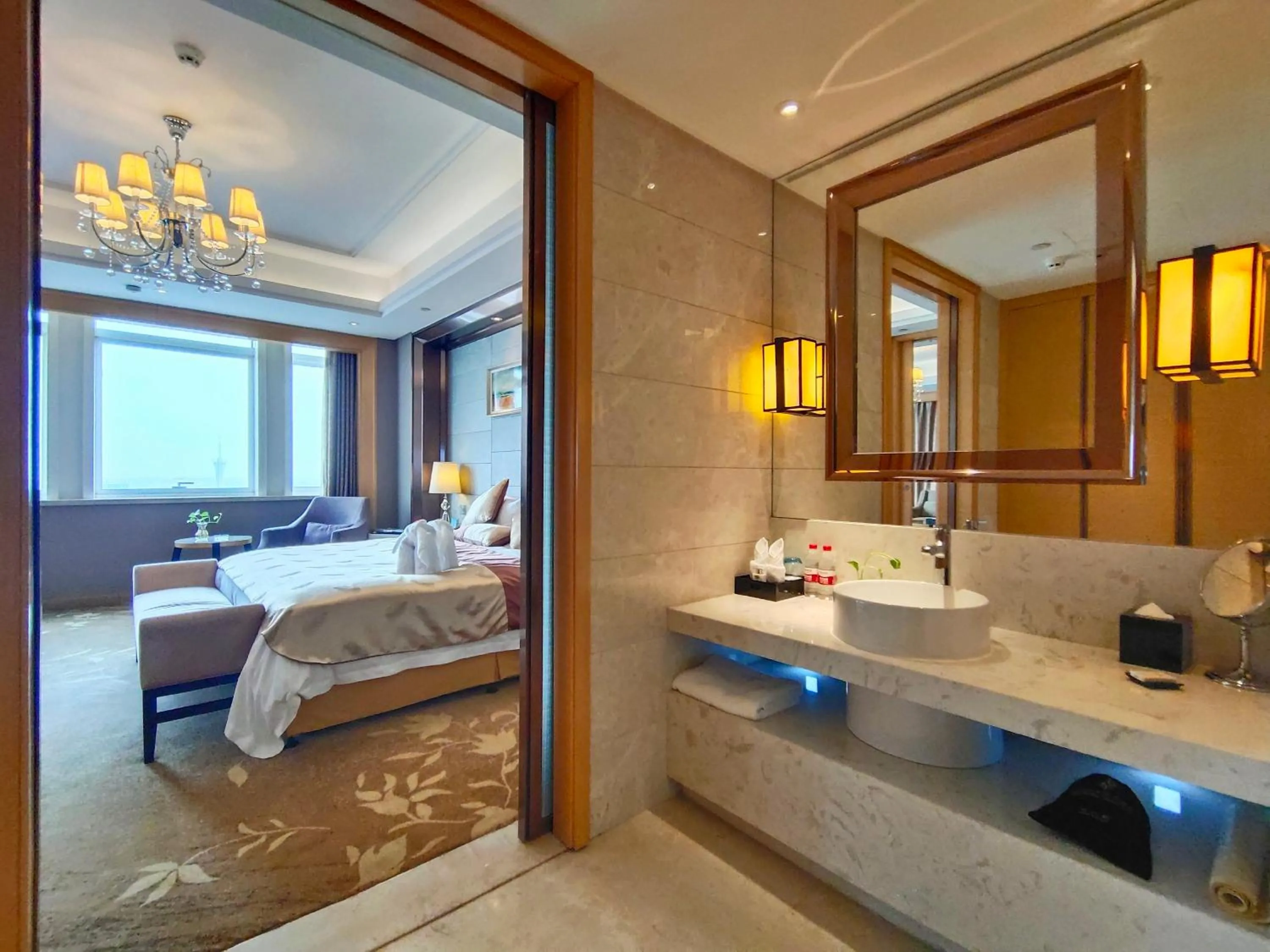 Bathroom, Bed in Yangzhong Firth Jinling Grand Hotel