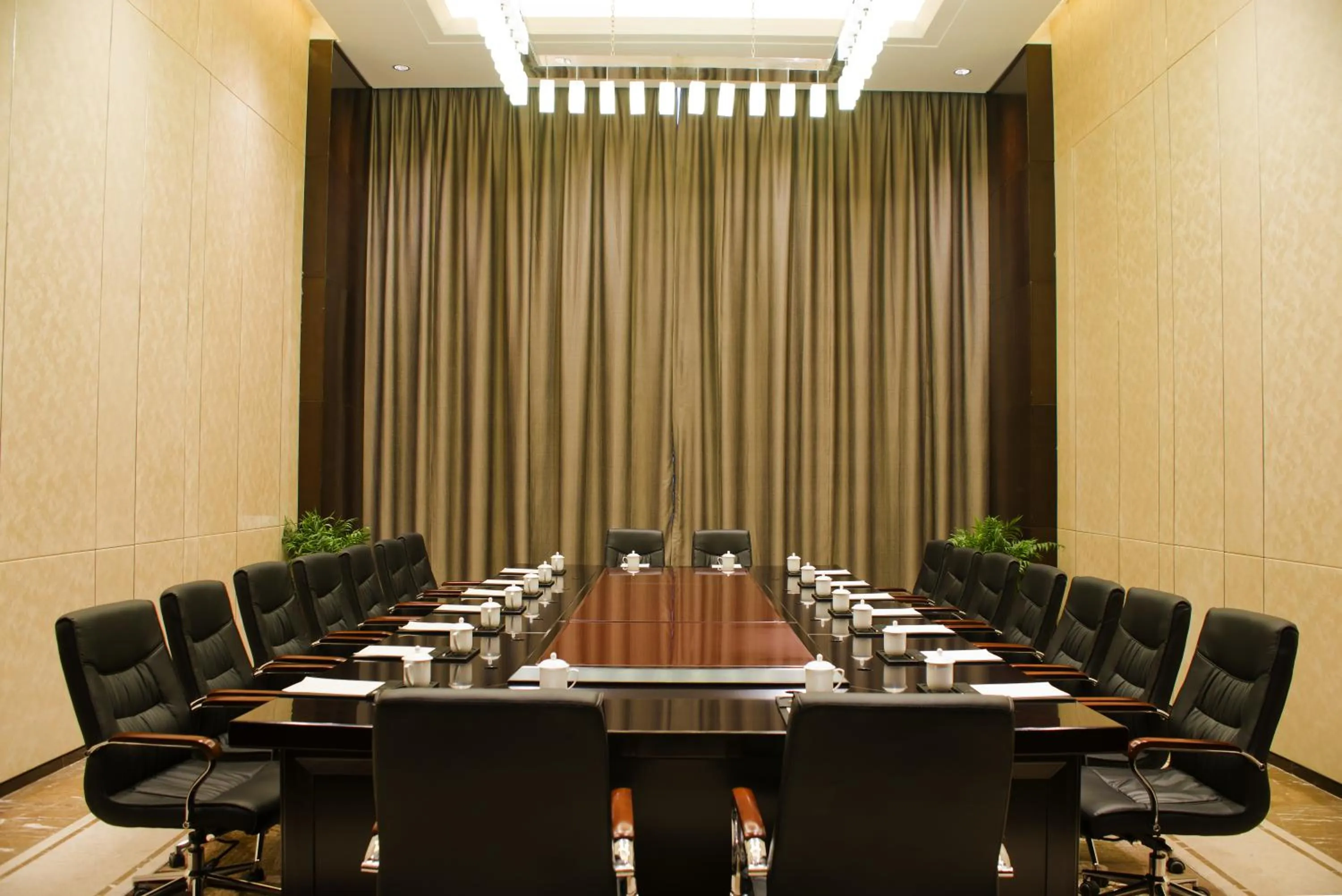 Business facilities in Yangzhong Firth Jinling Grand Hotel